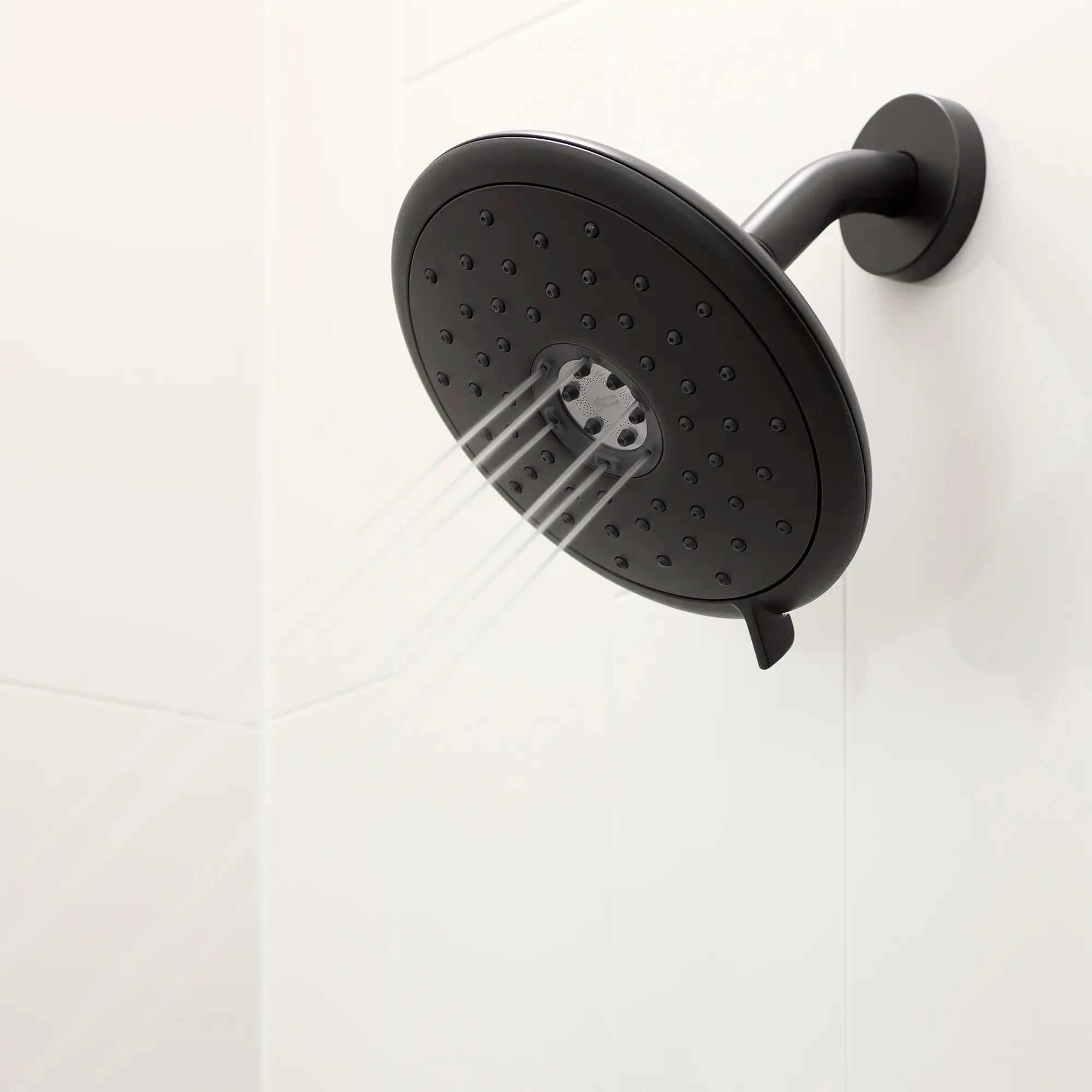 Aspirations - garniture pour douche, 1,8 gpm/6,8 L/min, avec pomme de douche à économie d'eau et double cartouche céramique à pression équilibrée, avec poignée à levier // SHOWER / NOIR MAT // 231966_Aspirations_EnvironmentCloseUp_TU061507.243_0005_Nov2023_CDNwebp.webp