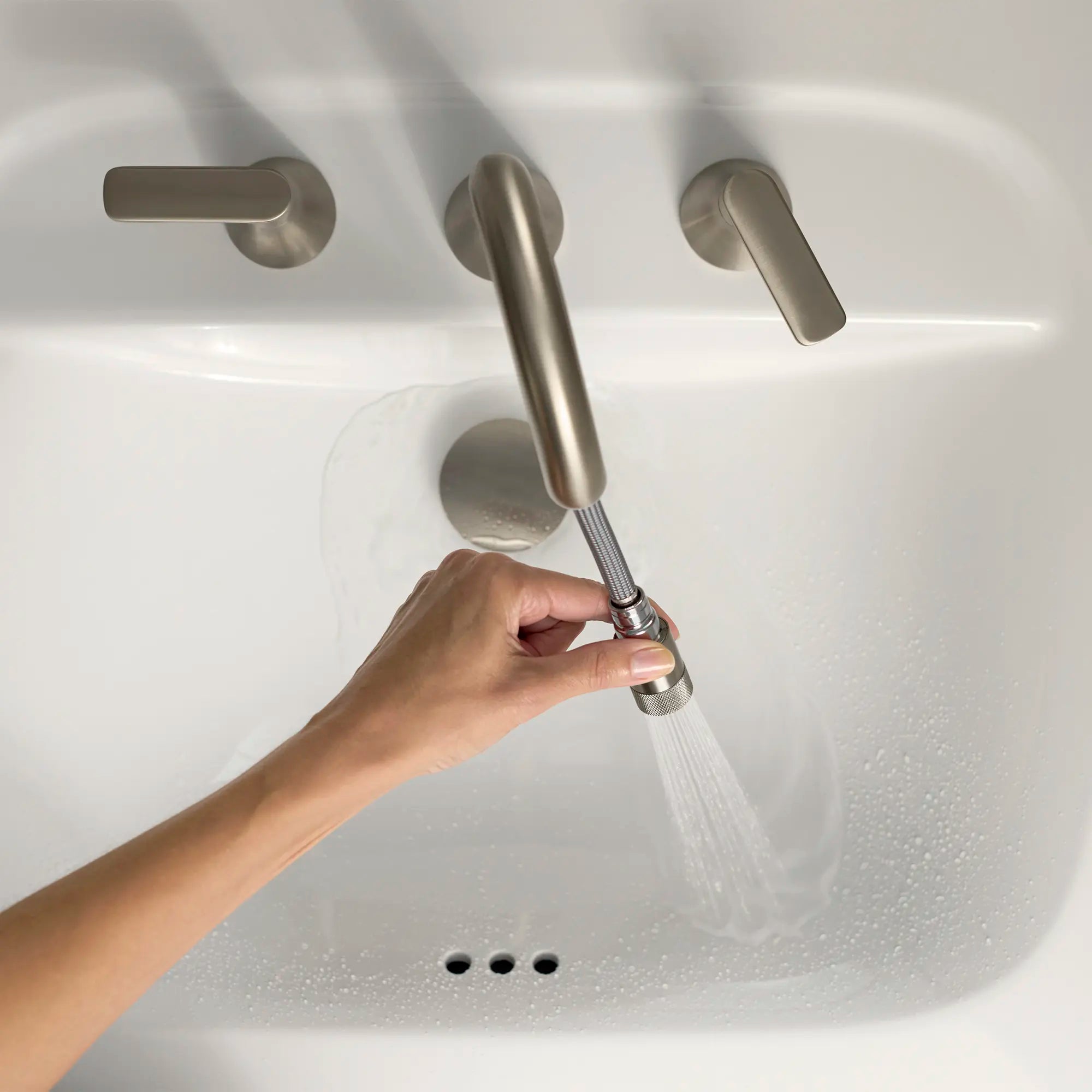 Aspirations - robinet de salle de bain à 2 poignées rétractables à levier, centres de 8 po, 1,2 gpm/4,5 L/min // NICKEL BROSSÉ // 231986_Aspirations_Lifestyle_7061821.295_0002_Nov2023_CDNwebp.webp