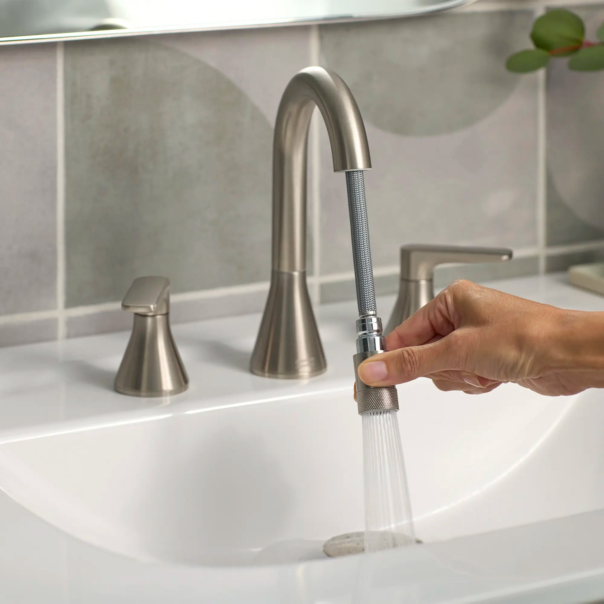 Aspirations - robinet de salle de bain à 2 poignées rétractables à levier, centres de 8 po, 1,2 gpm/4,5 L/min // NICKEL BROSSÉ // 231990_Aspirations_Lifestyle_7061821.295_0001_Nov2023_CDNwebp.webp