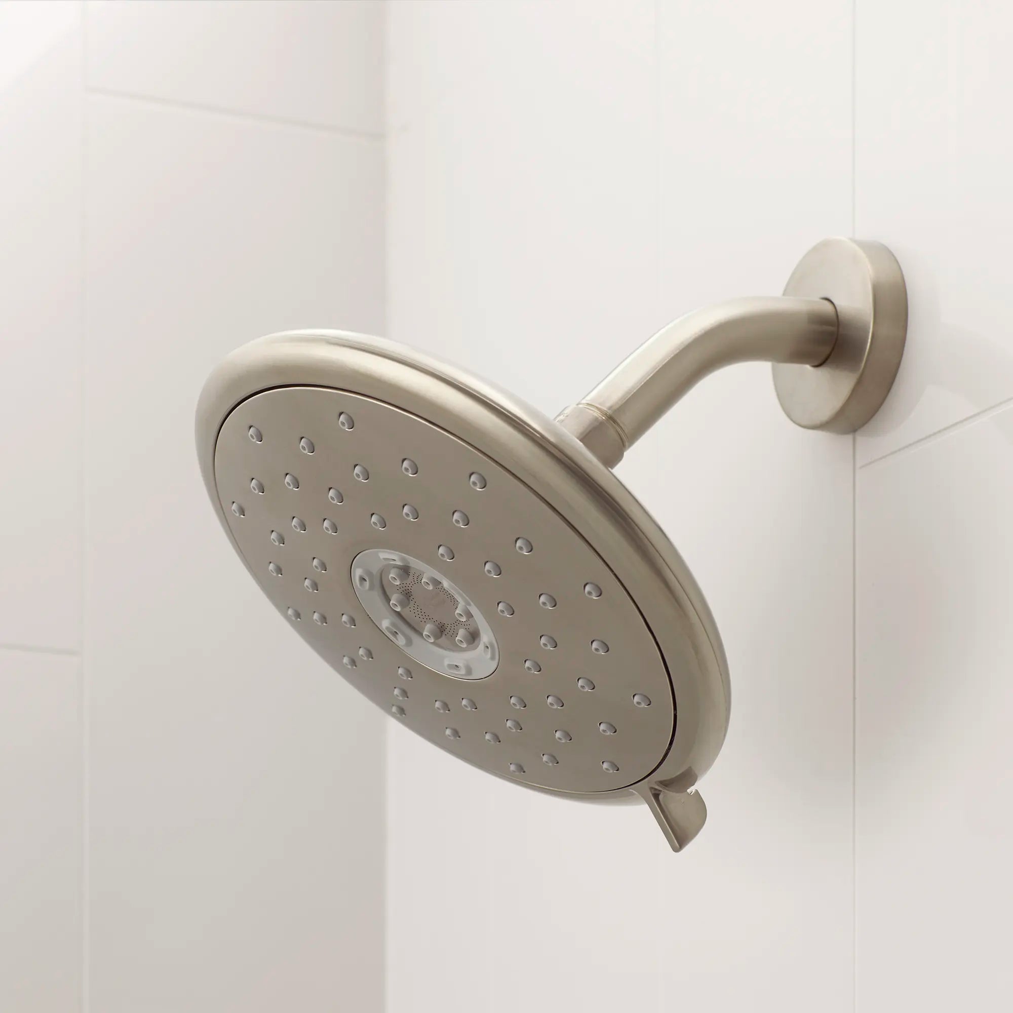 Aspirations - garniture pour douche, 1,8 gpm/6,8 L/min, avec pomme de douche à économie d'eau et double cartouche céramique à pression équilibrée, avec poignée à levier // SHOWER / BRUSHED NICKEL // 231993_Aspirations_EnvironmentCloseUp_TU061507.295_0001_Nov2023_CDNwebp.webp
