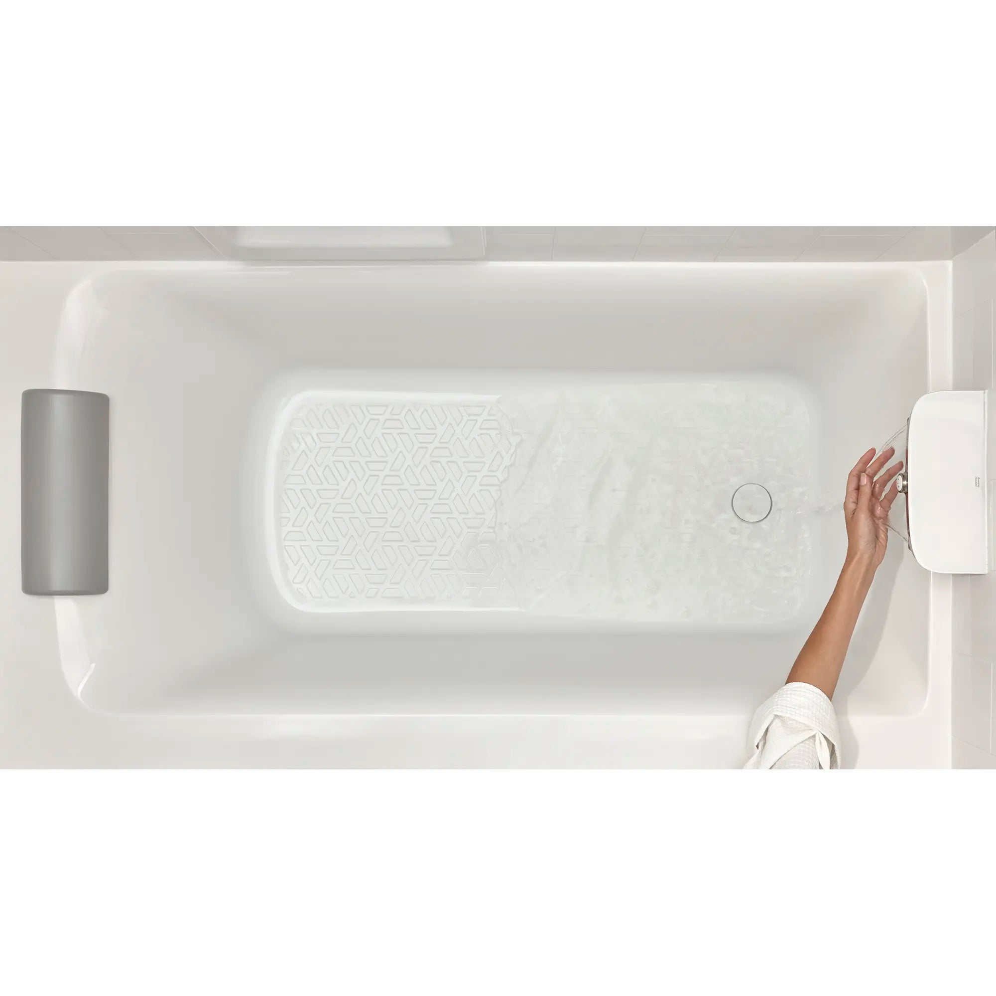 Bec de baignoire Aspirations avec débit en cascade // NICKEL BROSSÉ // 232003_Aspirations_Lifestyle_2964102.020_7181000_8888116.295_0001_Nov2023_CDNwebp.webp