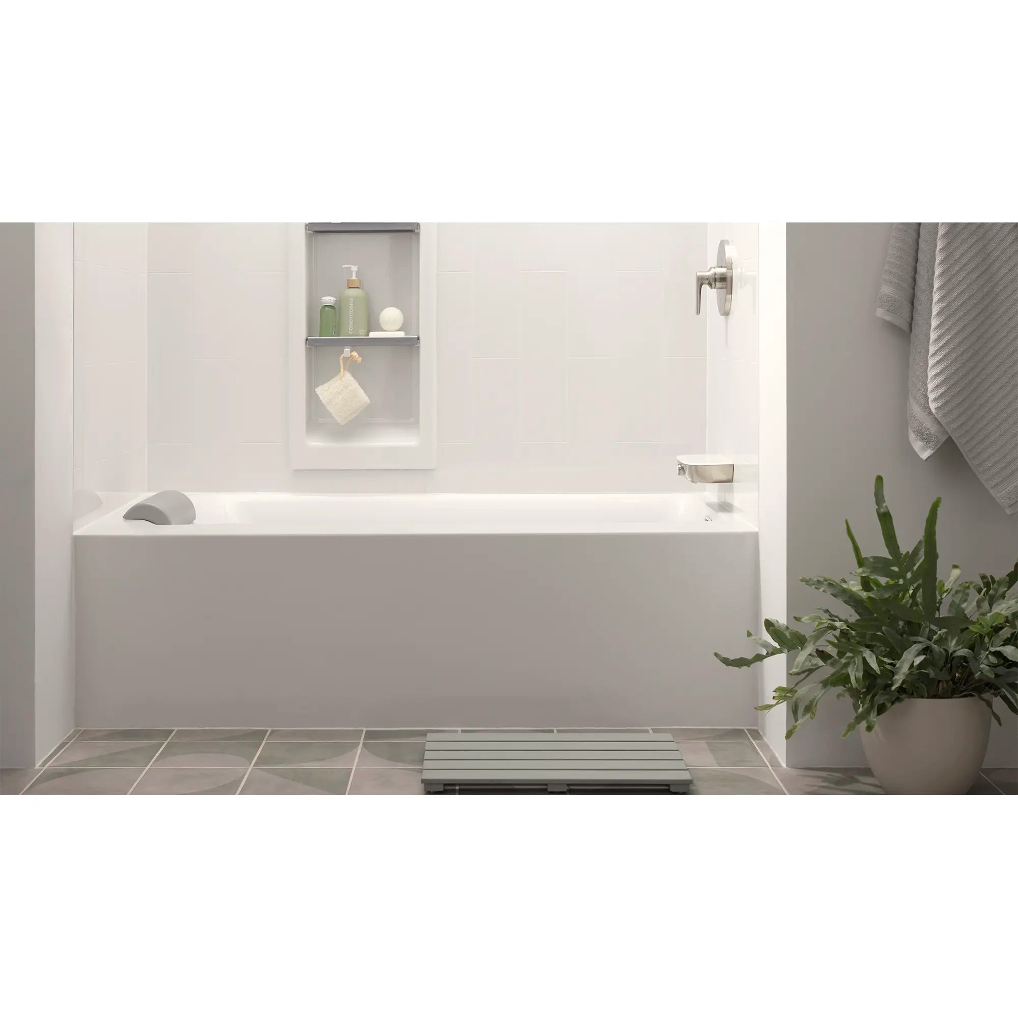 Bec de baignoire Aspirations avec débit en cascade // NICKEL BROSSÉ // 232006_Aspirations_EnvironmentCloseUp_TU061500_8888116_2964102.020_7181000_0002_Nov2023_CDNwebp.webp