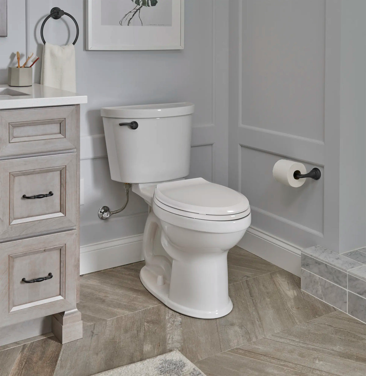 Toilette Champion® PRO, 2 pièces, 1,28 gpc/4,8 lpc, à cuvette allongée à hauteur de chaise, sans siège // BLANC // 232012_ChampionPro_EnvironmentCloseUp_211AA104.020_7381232-200.2430A_0001_Nov2023_CDNwebp.webp