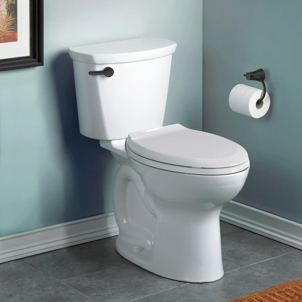 Toilette Cadet® PRO, 2 pièces, 1,28 gpc/4,8 lpc, à cuvette allongée à hauteur de chaise, sans siège // BLANC // 232021_CadetPro_EnvironmentCloseUp_215AA104.020_7381231-200.2430A_0001_Nov2023_CDNwebp.webp