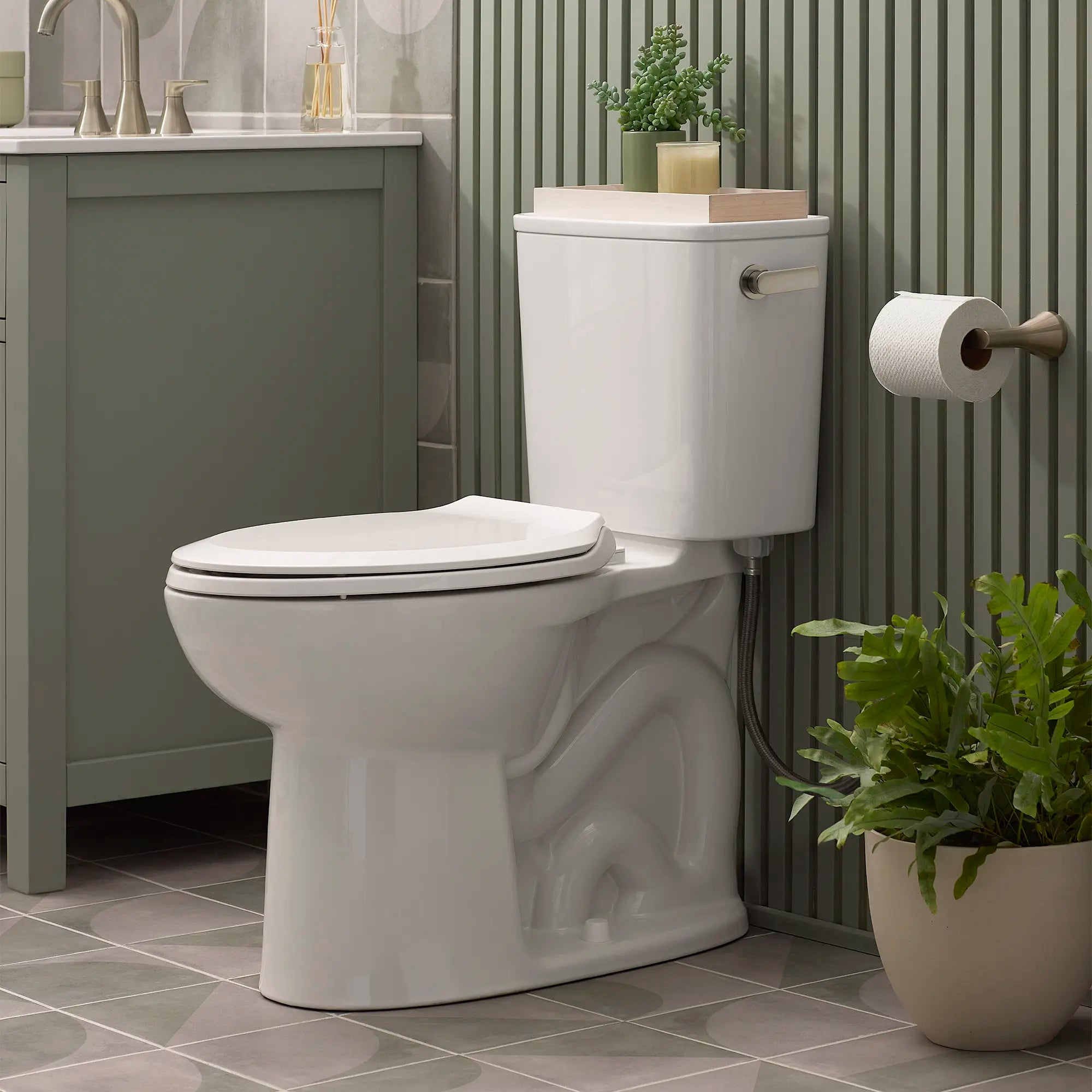 Aspirations - toilette EcoStrength allongée à hauteur de chaise, deux pièces 0,80 gpc/3,0 Lpc, avec levier de déclenchement à droite, sans siège // BLANC // 233823_Aspirations_EnvironmentCloseUp_250AA808.020_7381987-101.2950A_0002_Nov2023_CDNwebp.webp