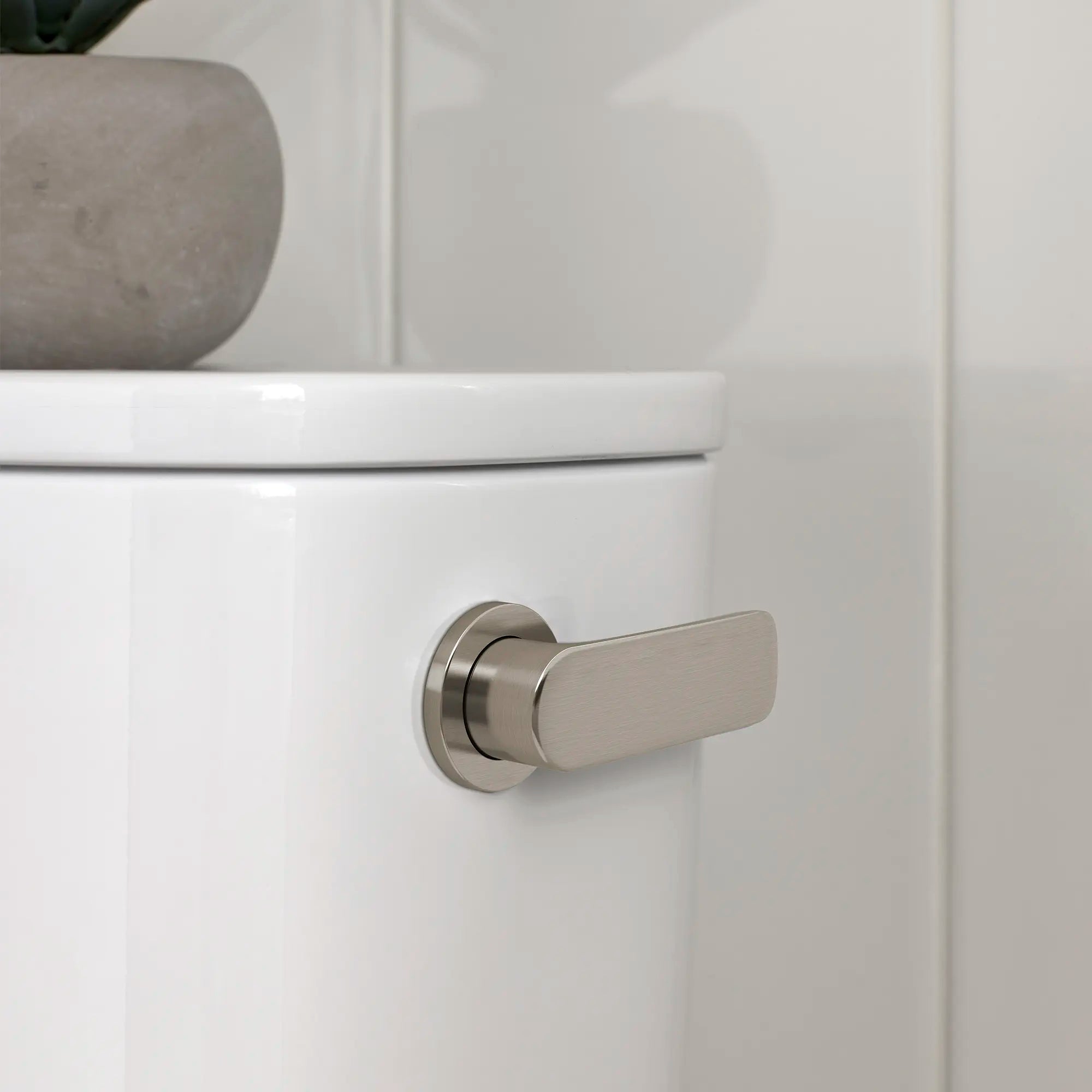 Levier de déclenchement à droite // NICKEL BROSSÉ // 233838_Aspirations_EnvironmentCloseUp_7381987-101.2950A_0001_Nov2023_CDNwebp.webp