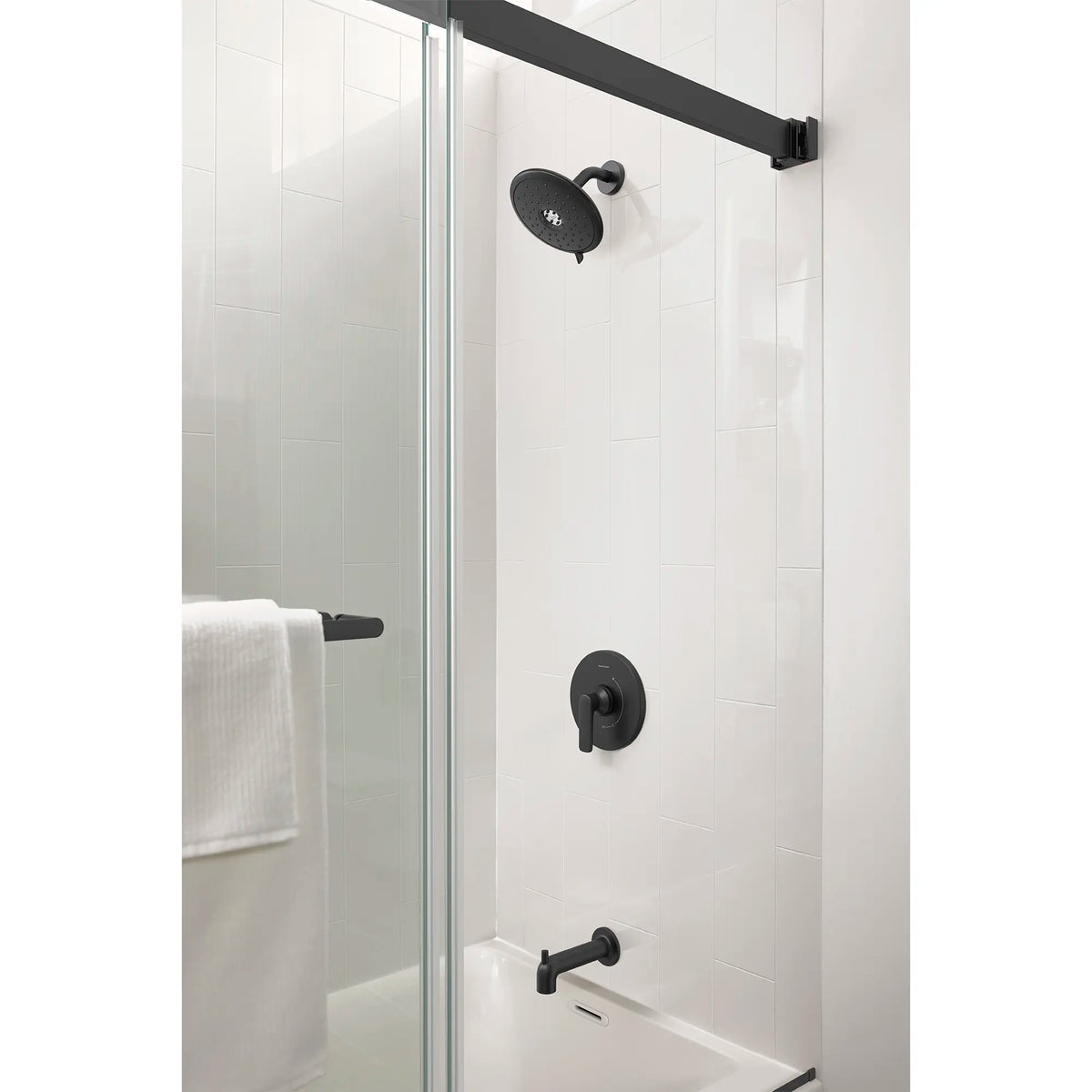 Aspirations - garniture pour bain douche, 1,8 gpm/6,8 L/min, avec pomme de douche à économie d'eau et double cartouche céramique à pression équilibrée, avec poignée à levier // NOIR MAT // 233869_Aspirations_EnvironmentCloseUp_TU061508.243_AM00854400.243_2952BWT32.020_0001_Nov2023_CDNwebp.webp