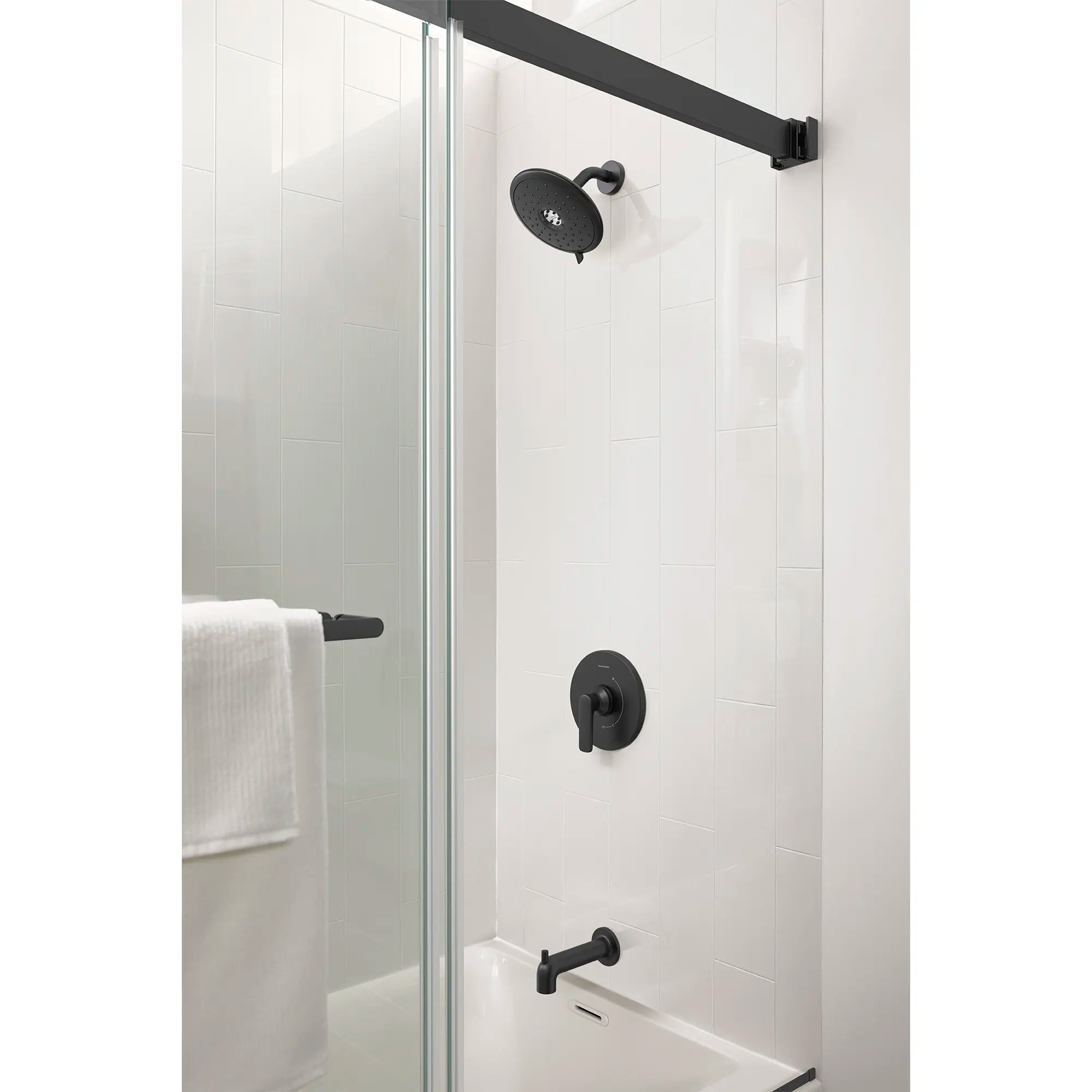 Aspirations - garniture pour bain douche, 1,8 gpm/6,8 L/min, avec pomme de douche à économie d'eau et double cartouche céramique à pression équilibrée, avec poignée à levier // TUB & SHOWER / NOIR MAT // 233869_Aspirations_EnvironmentCloseUp_TU061508.243_AM00854400.243_2952BWT32.020_0001_Nov2023_CDNwebp_29e51ca4-61fb-4245-bfbe-efa9975c77e5.webp