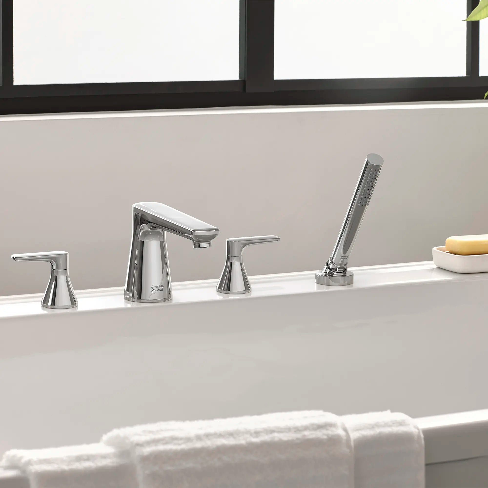 Aspirations - robinet de baignoire romaine 4 trous, montage sur tablier, 2 poignées à levier et douchette personnelle // CHROME POLI // 233894_Aspirations_EnvironmentCloseUp_T061901.002_0002_Nov2023_CDNwebp.webp