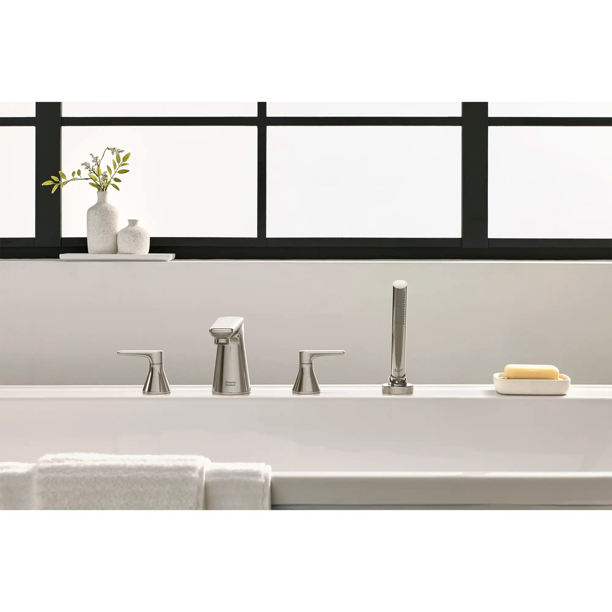 Aspirations - robinet de baignoire romaine 4 trous, montage sur tablier, 2 poignées à levier et douchette personnelle // NICKEL BROSSÉ // 233896_Aspirations_EnvironmentCloseUp_T061901.295_0001_Nov2023_CDNwebp.webp