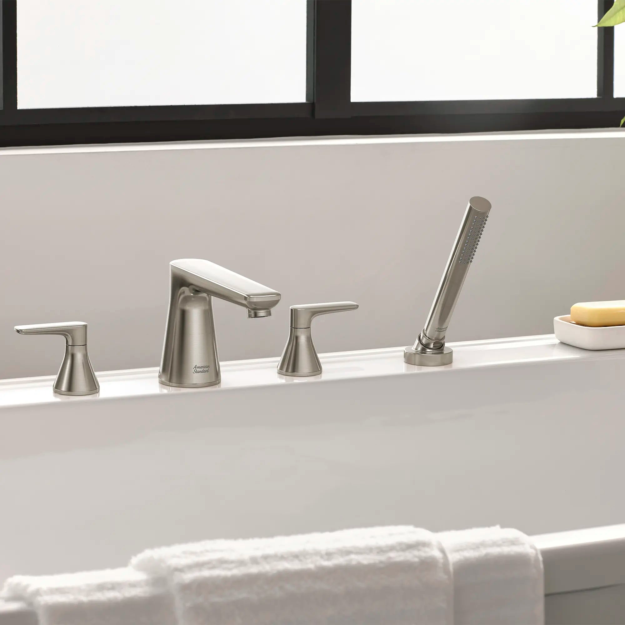 Aspirations - robinet de baignoire romaine 4 trous, montage sur tablier, 2 poignées à levier et douchette personnelle // NICKEL BROSSÉ // 233898_Aspirations_EnvironmentCloseUp_T061901.295_0002_Nov2023_CDNwebp.webp