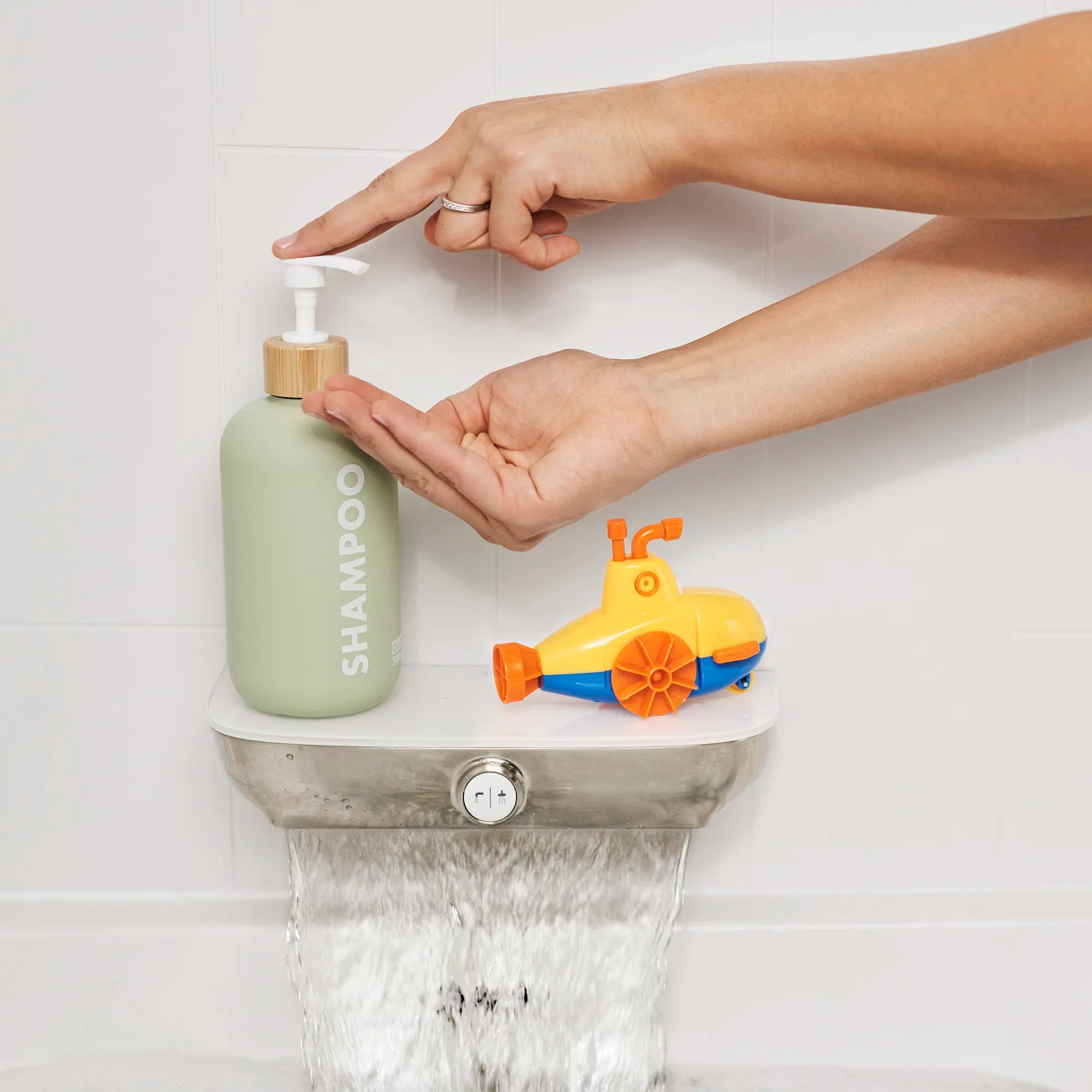 Bec de baignoire Aspirations avec débit en cascade // NICKEL BROSSÉ // 234021_Aspirations_Lifestyle_7061121.295__8888116.295_0001_Dec2023_CDNwebp.webp