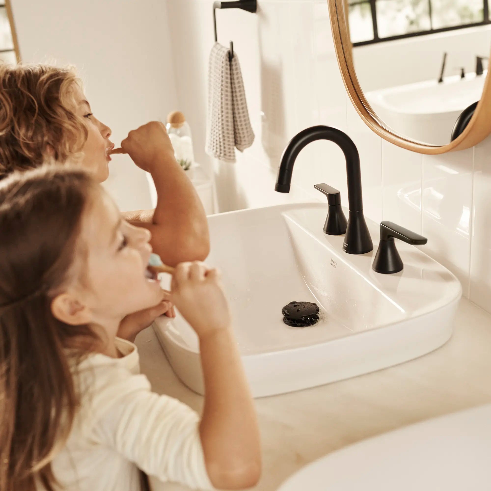 Aspirations - lavabo sur plan avec centres de 8 pouces // BLANC // 234027_Aspirations_Lifestyle_7061821.243_1642008.020_0004_Dec2023_CDNwebp.webp