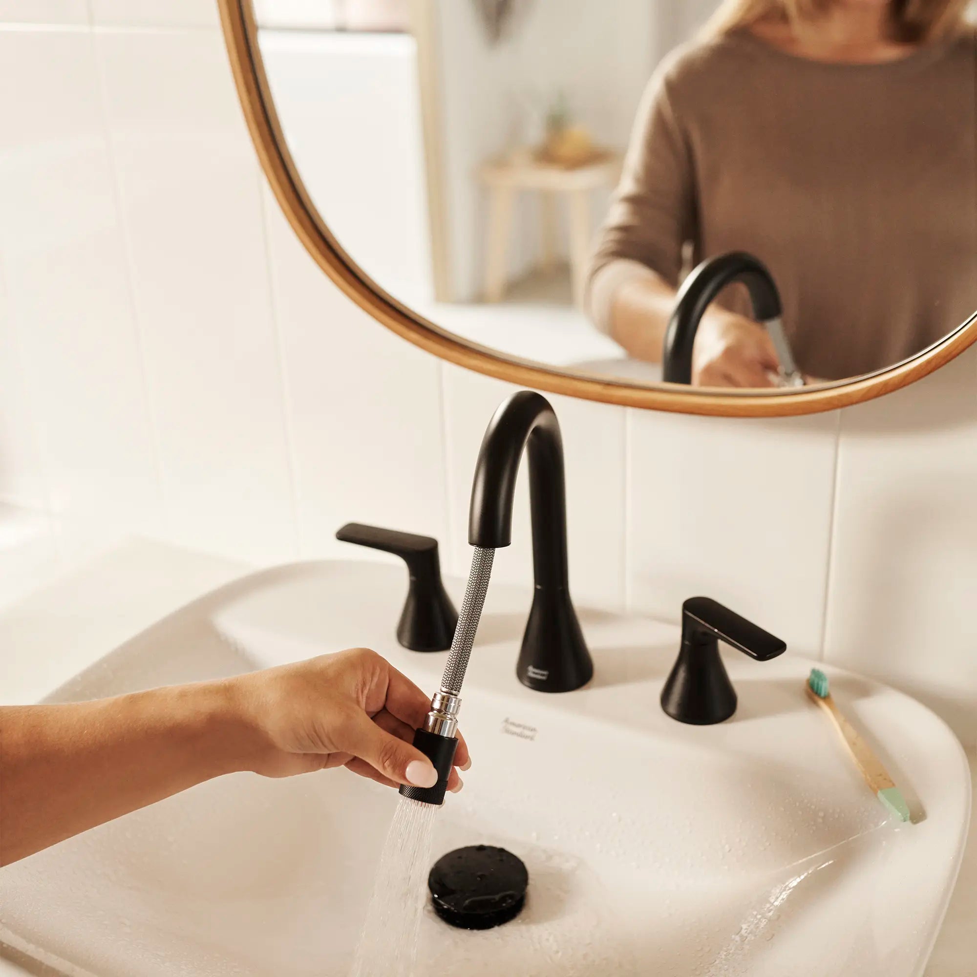 Aspirations - lavabo sur plan avec centres de 8 pouces // BLANC // 234029_Aspirations_Lifestyle_7061821.243_1642008.020_0006_Dec2023_CDNwebp.webp