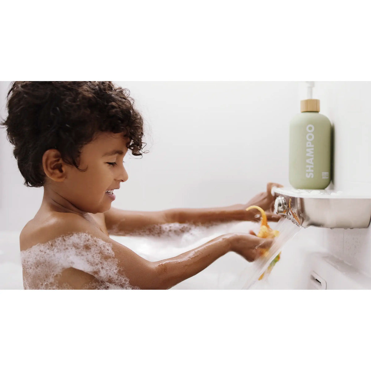 Bec de baignoire Aspirations avec débit en cascade // NICKEL BROSSÉ // 234031_Aspirations_Lifestyle_7061121.295_8888116.295_0002_Dec2023_CDNwebp.webp