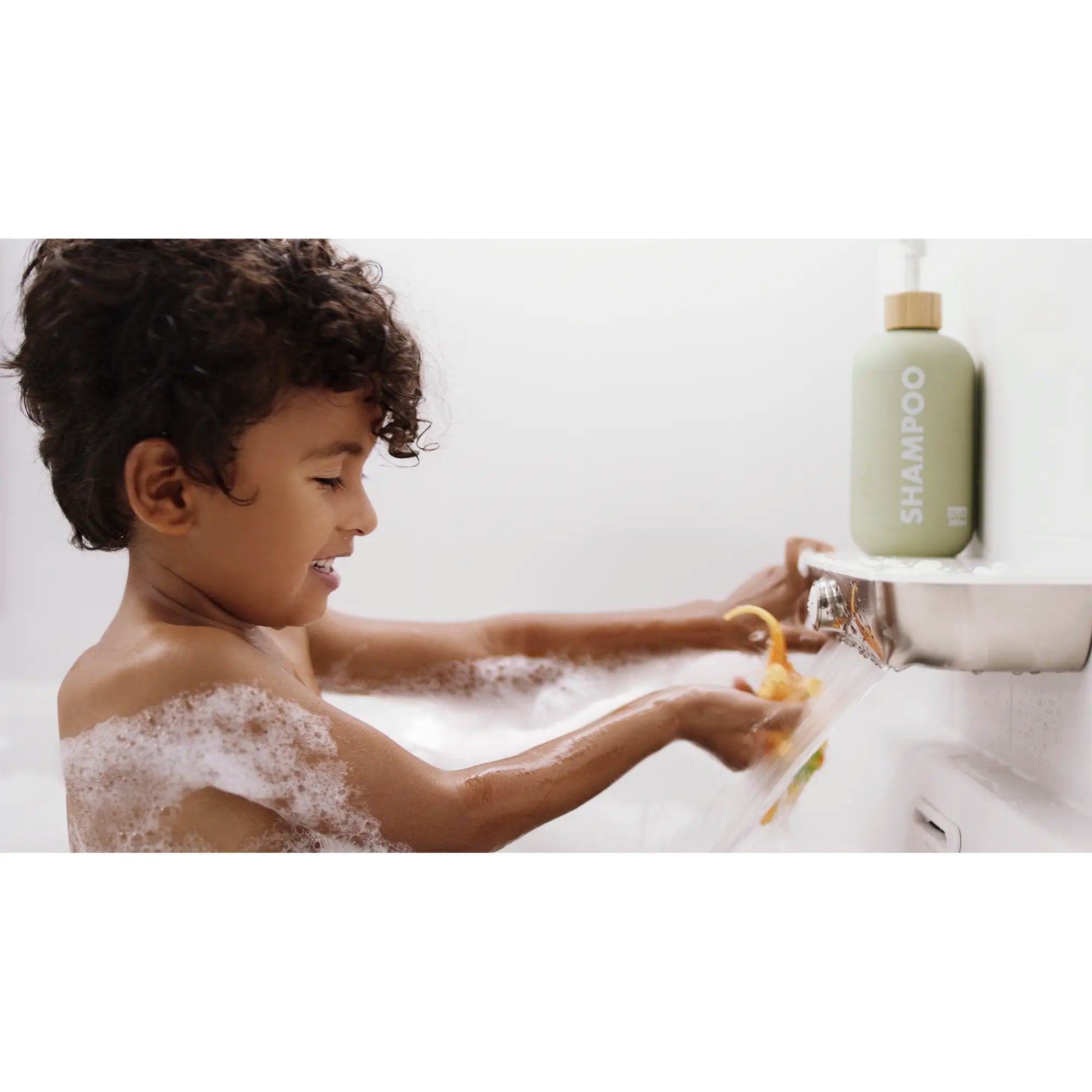 Bec de baignoire Aspirations avec débit en cascade // NICKEL BROSSÉ // 234031_Aspirations_Lifestyle_7061121.295_8888116.295_0002_Dec2023_CDNwebp_b75f5733-571d-4361-99b5-71fc803a62ee.webp