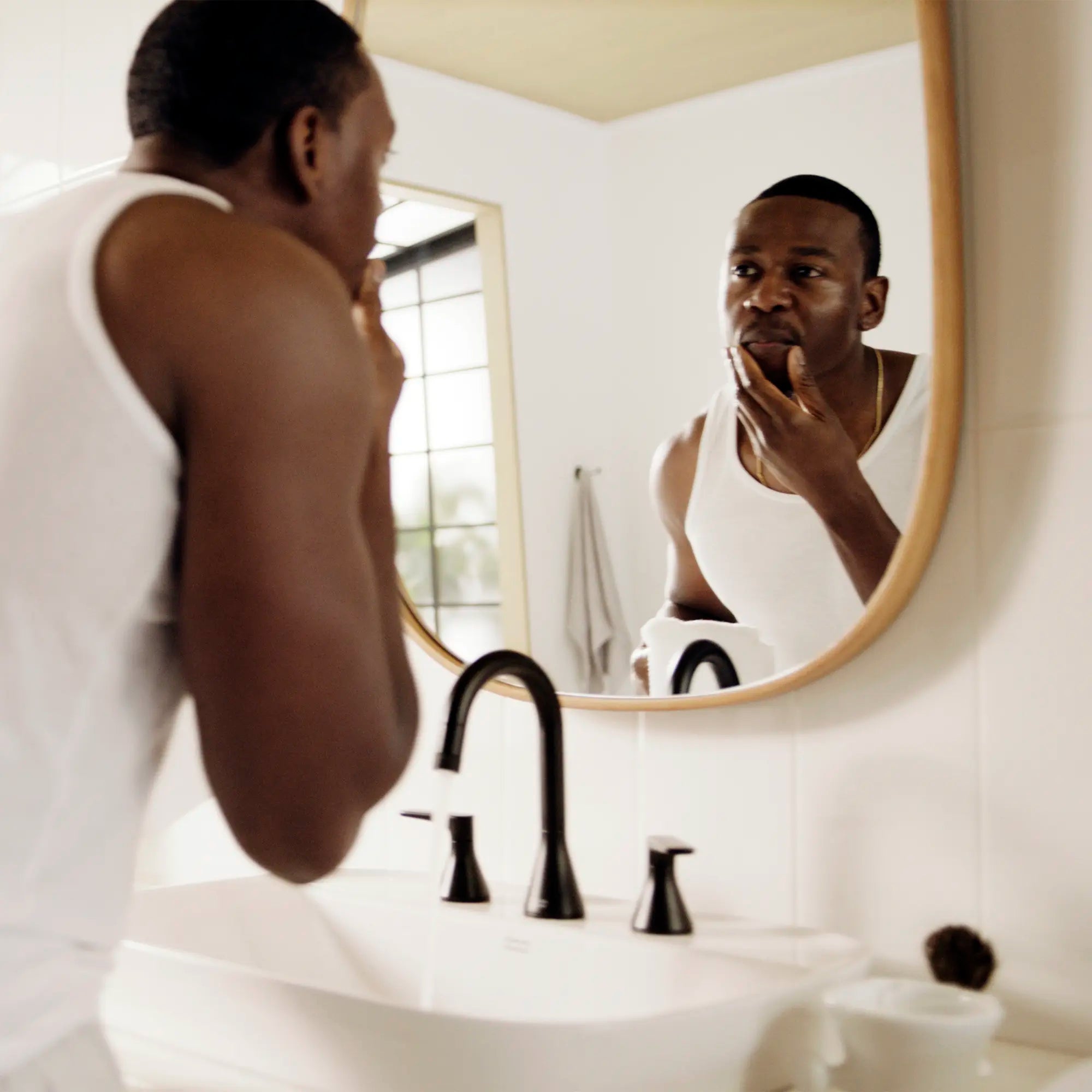 Aspirations - lavabo sur plan avec centres de 8 pouces // BLANC // 234047_Aspirations_Lifestyle_7061821.243_1642008.020_0003_Dec2023_CDNwebp.webp