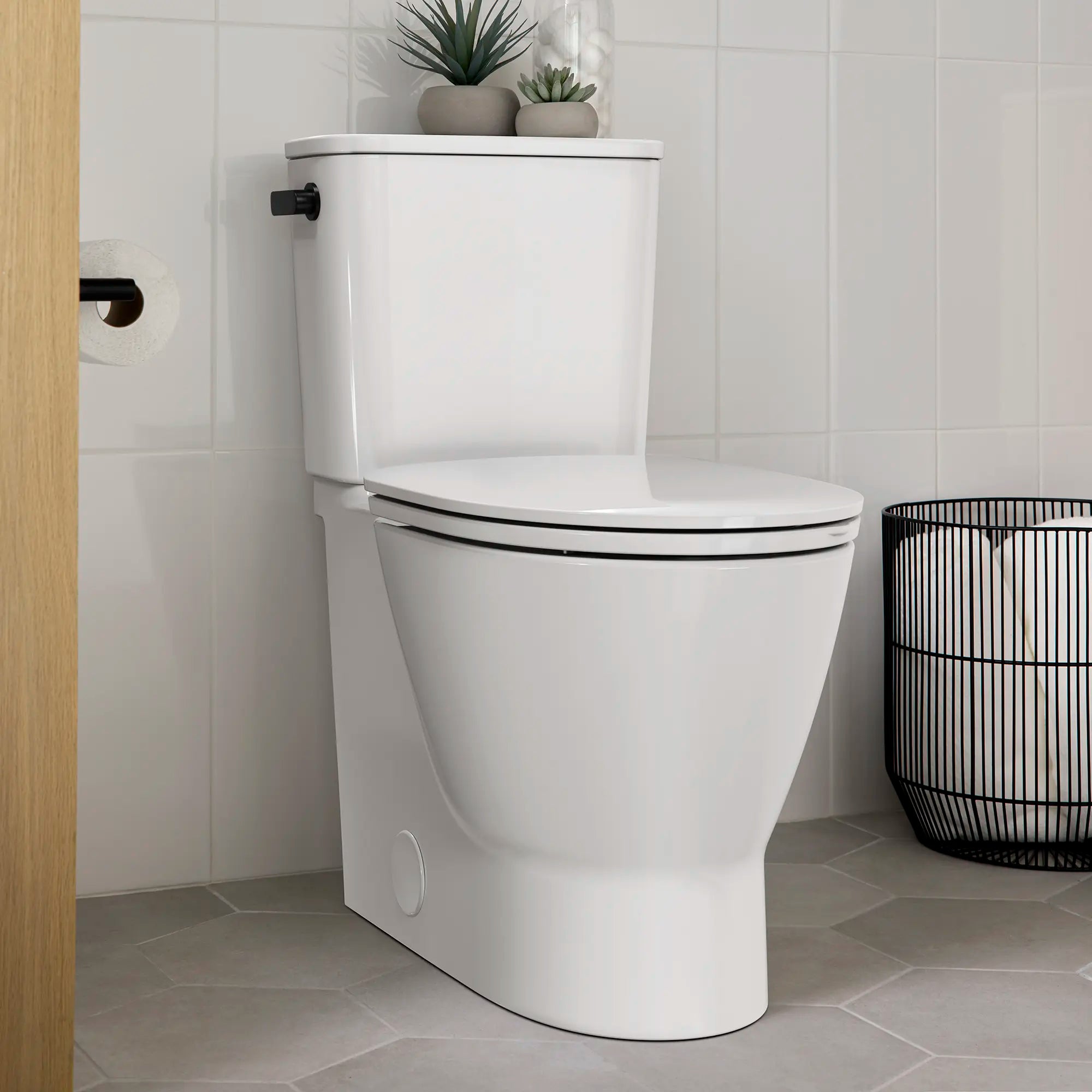 Toilette allongée Aspirations EcoStrength, deux pièces, à hauteur de chaise avec siège, 0,80 gpc/ 3,0 Lpc // BLANC // 237865_Aspirations_Ecostrength_EnvironmentCloseUp_251AA809.020_0001_FEBRUARY2024_CDNwebp.webp