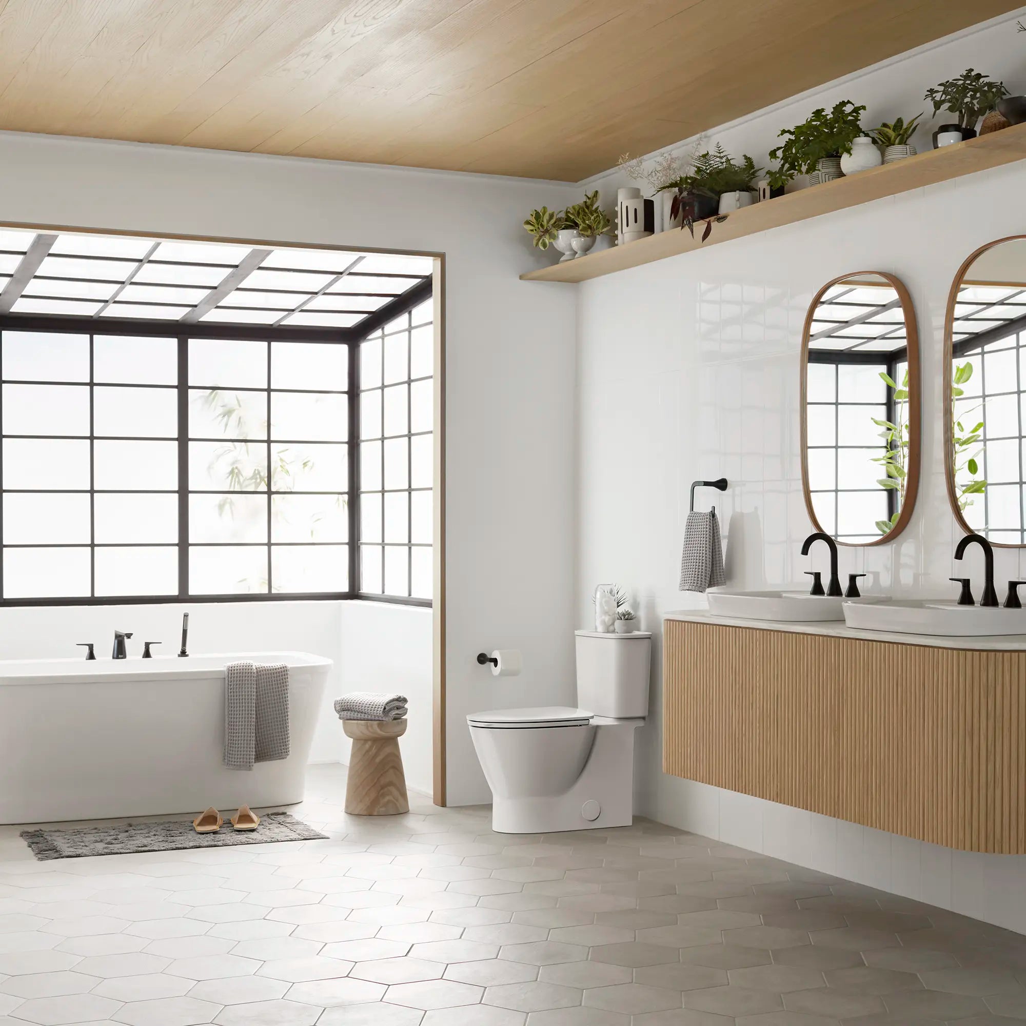 Toilette allongée Aspirations EcoStrength, deux pièces, à hauteur de chaise avec siège, 0,80 gpc/ 3,0 Lpc // BLANC // 237866_Aspirations_Ecostrength_EnvironmentFull_251AA809.020_0002_FEBRUARY2024_CDNwebp.webp