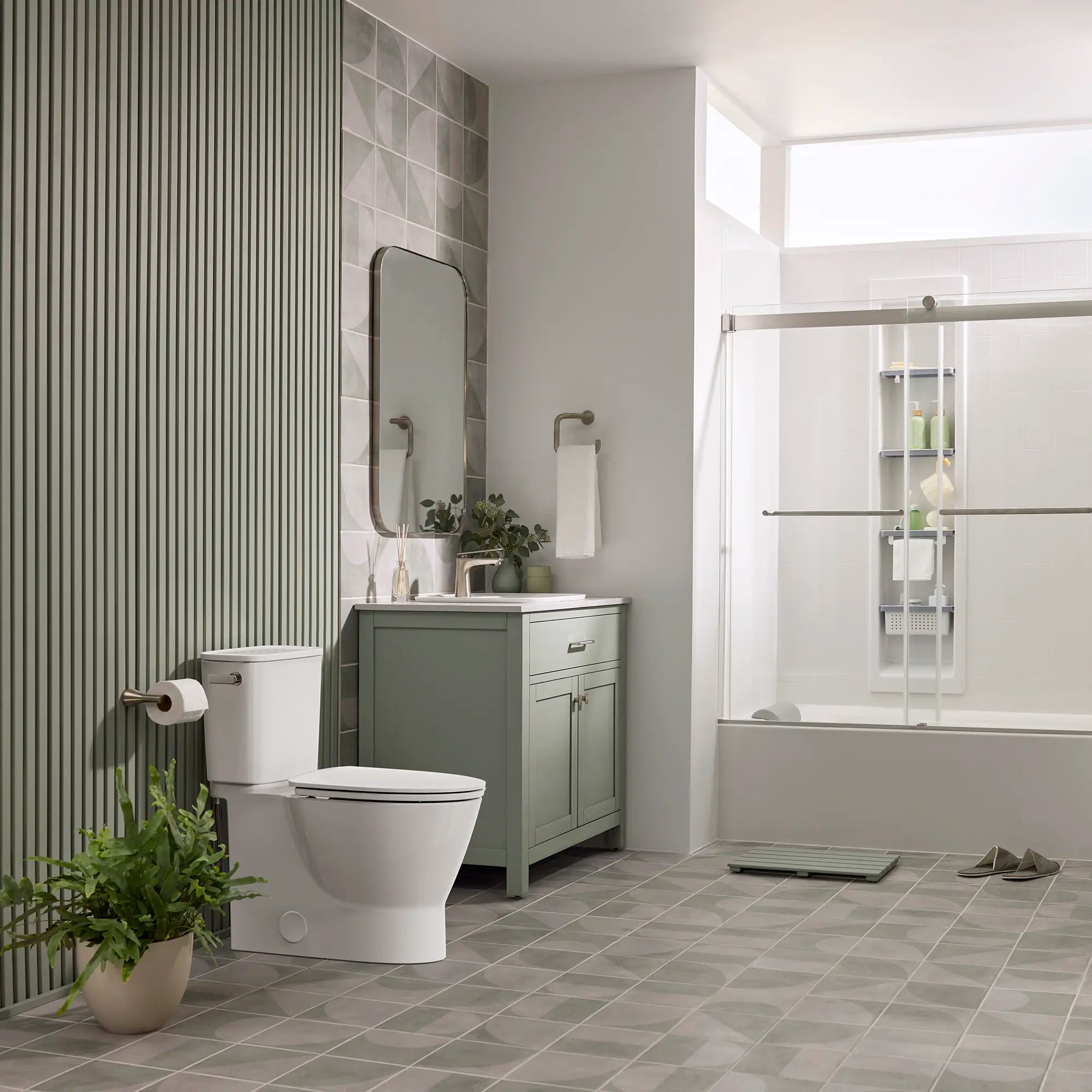 Toilette allongée Aspirations EcoStrength, deux pièces, à hauteur de chaise avec siège, 0,80 gpc/ 3,0 Lpc // BLANC // 237867_Aspirations_Ecostrength_EnvironmentFull_251AA809.020_0001_FEBRUARY2024_CDNwebp.webp