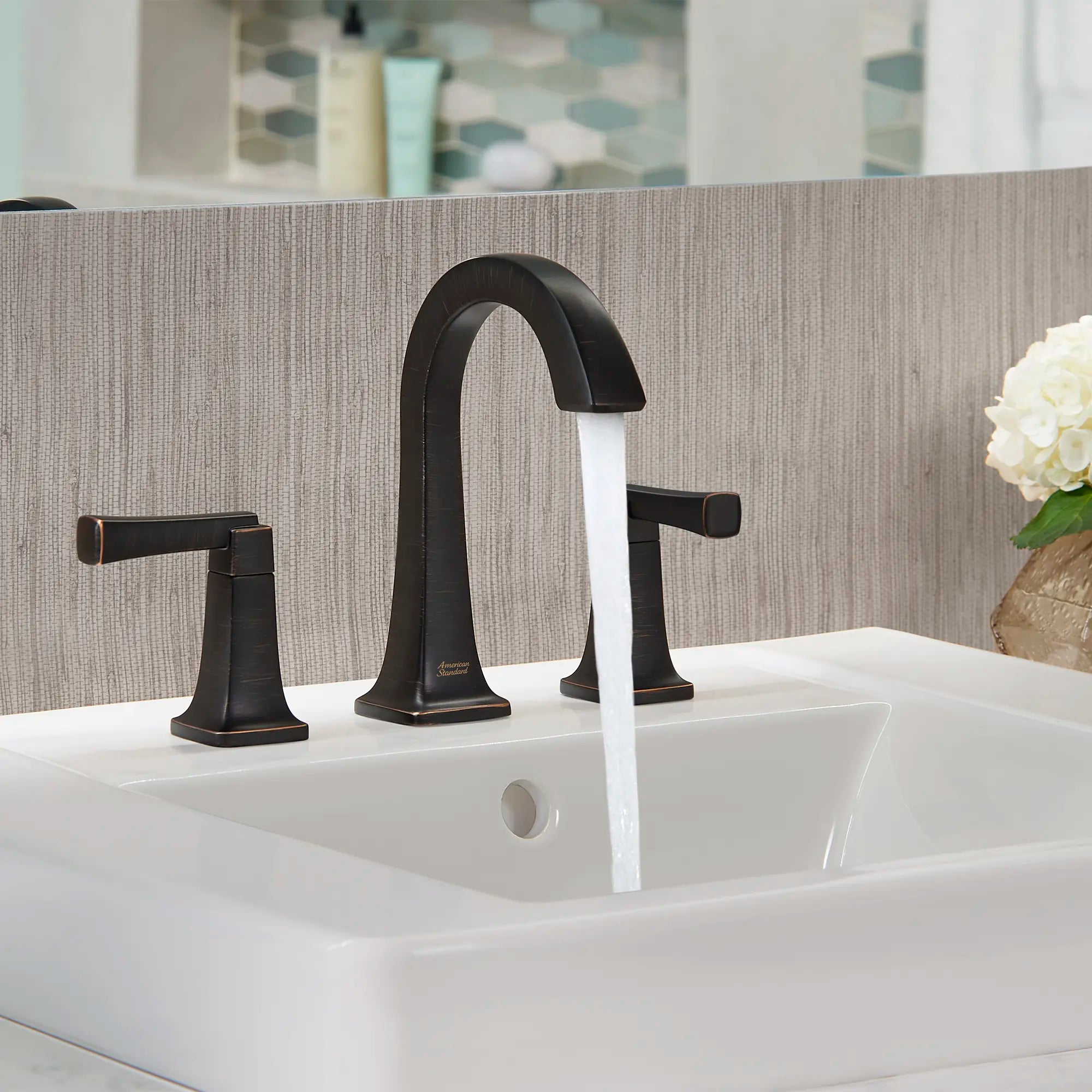 Townsend® - Robinet de salle de bain à 2 poignées espacées de 8 po 1,2 gpm/4,5 L/min avec poignées à levier // BRONZE LEGACY // 238707_Townsend_EnvironmentCloseUp_7353801.278_0001_Jan2024_CDNwebp.webp