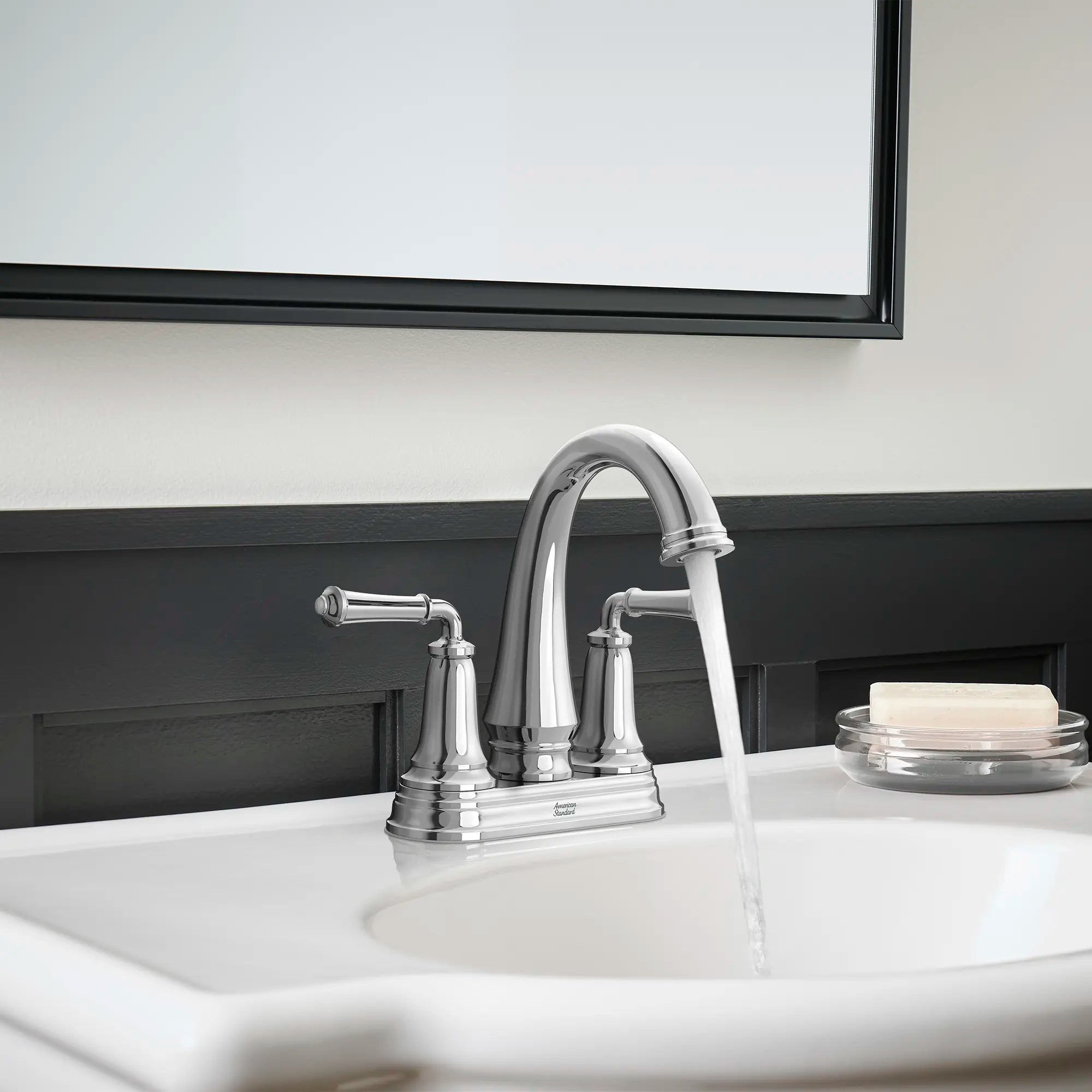 Delancey® - robinet combiné de salle de bain, 4 pouces centre à centre, à 2 poignées, 1,2 gpm/ 4,5 L/min avec poignées à levier // CHROME POLI // 238713_DELANCEY_EnvironmentCloseUp_7052207.002_0002_Jan2024_CDNwebp.webp