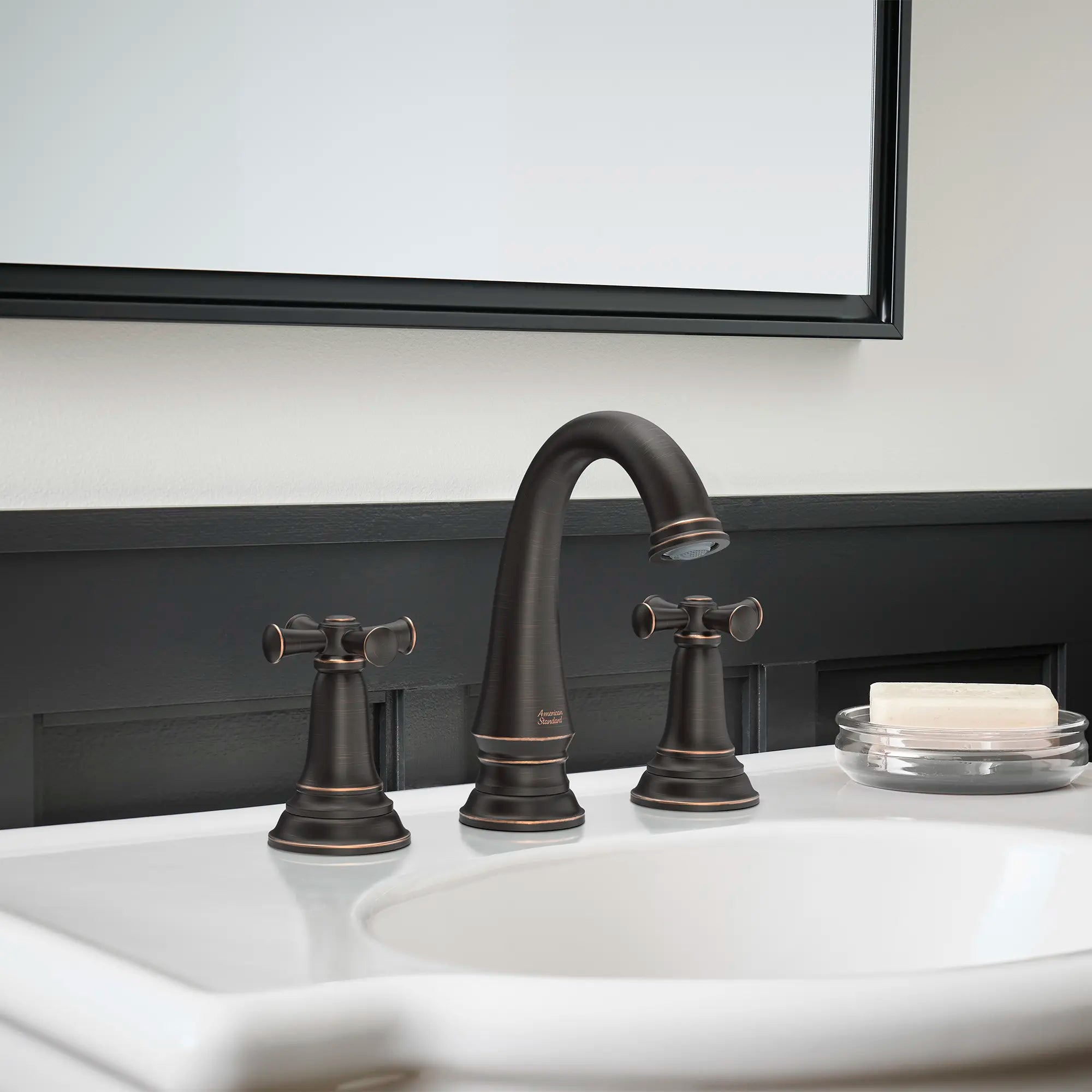 Delancey® - Robinet de salle de bain à 2 poignées espacées de 8 po 1,2 gpm/4,5 L/min avec poignées croisées // CROSS / BRONZE LEGACY // 238728_DELANCEY_EnvironmentCloseUp_7052827.278_0001_Jan2024_CDNwebp.webp