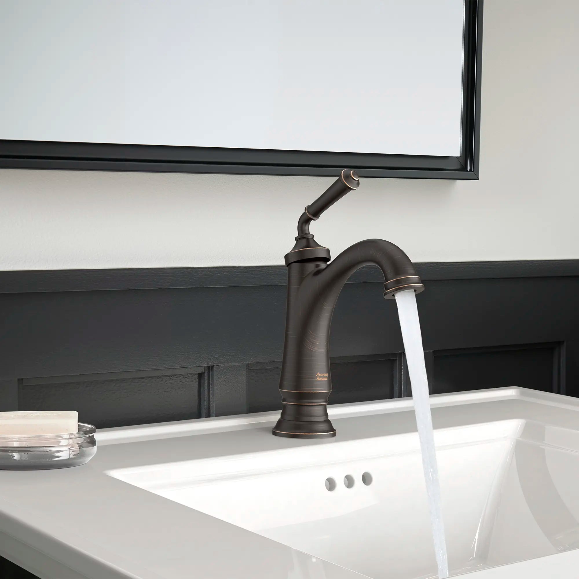 Delancey® - Robinet de salle de bain monotrou à poignée unique 1,2 gpm/4,5 L/min avec poignée à levier // BRONZE LEGACY // 238739_DELANCEY_EnvironmentCloseUp_7052107.278_0002_Jan2024_CDNwebp.webp