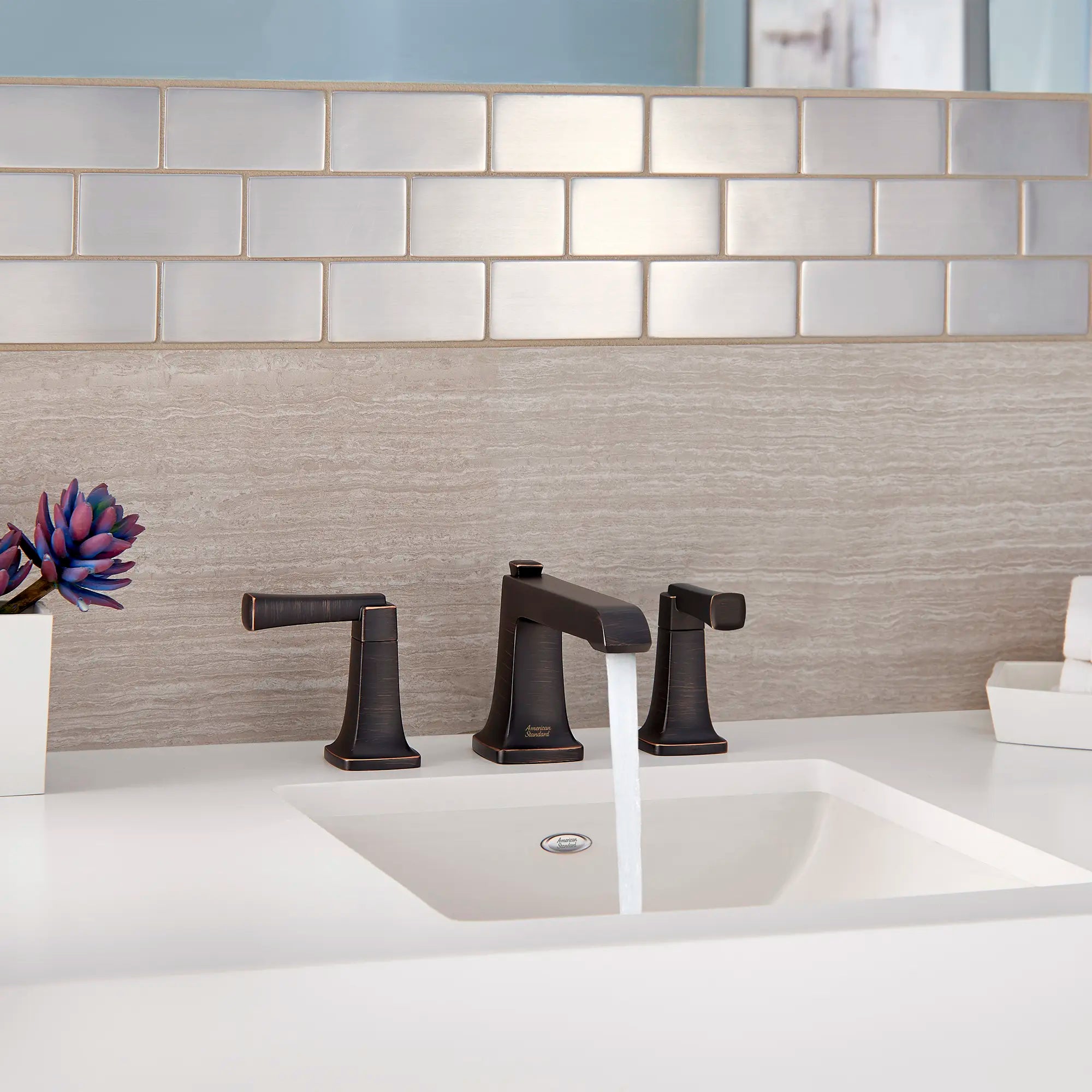 Townsend® - Robinet de salle de bain à 2 poignées espacées de 8 po 1,2 gpm/4,5 L/min avec poignées à levier // BRONZE LEGACY // 238744_Townsend_EnvironmentCloseUp_7353841.278_0001_Jan2024_CDNwebp.webp