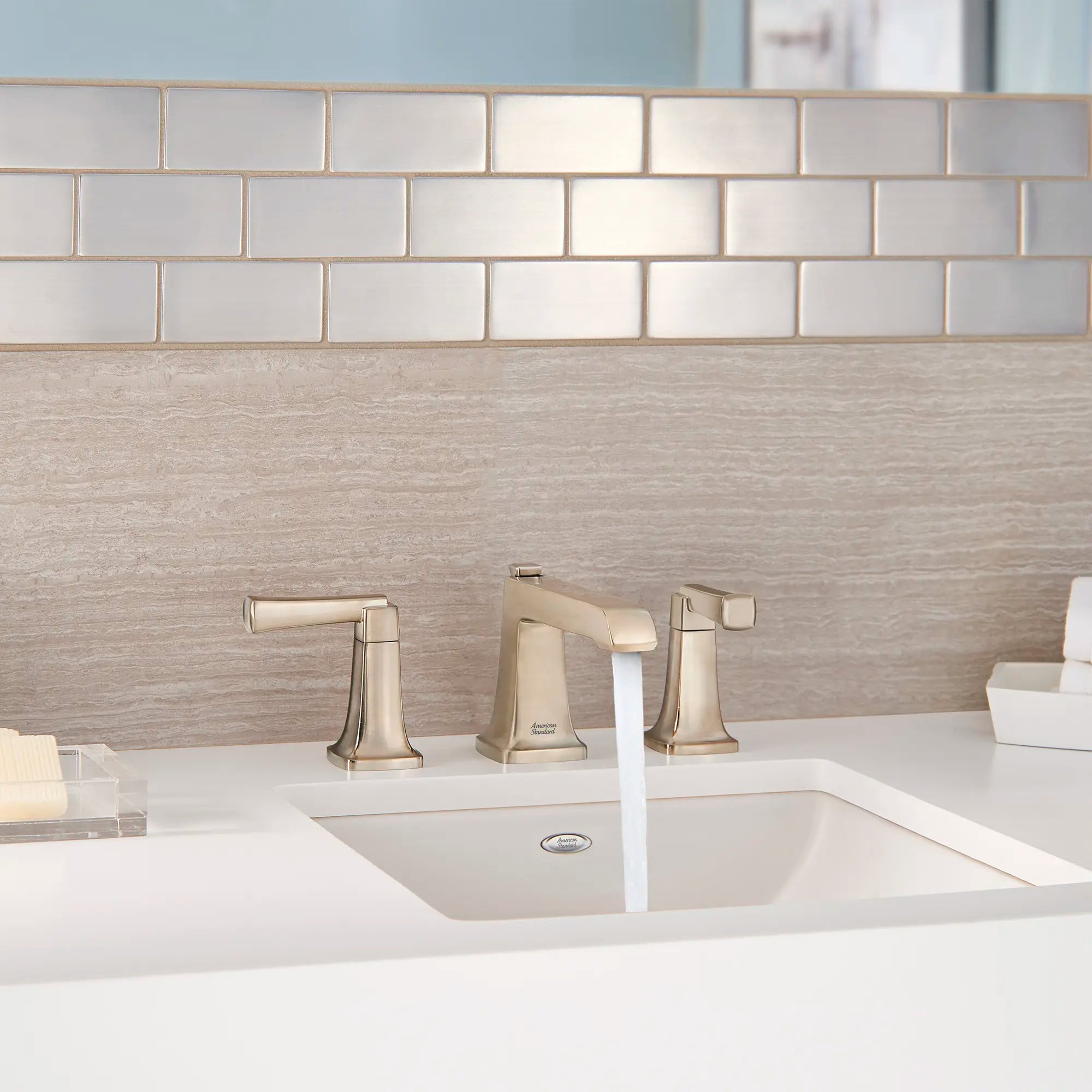 Townsend® - Robinet de salle de bain à 2 poignées espacées de 8 po 1,2 gpm/4,5 L/min avec poignées à levier // NICKEL BROSSÉ // 238748_Townsend_EnvironmentCloseUp_7353841.295_0001_Jan2024_CDNwebp.webp