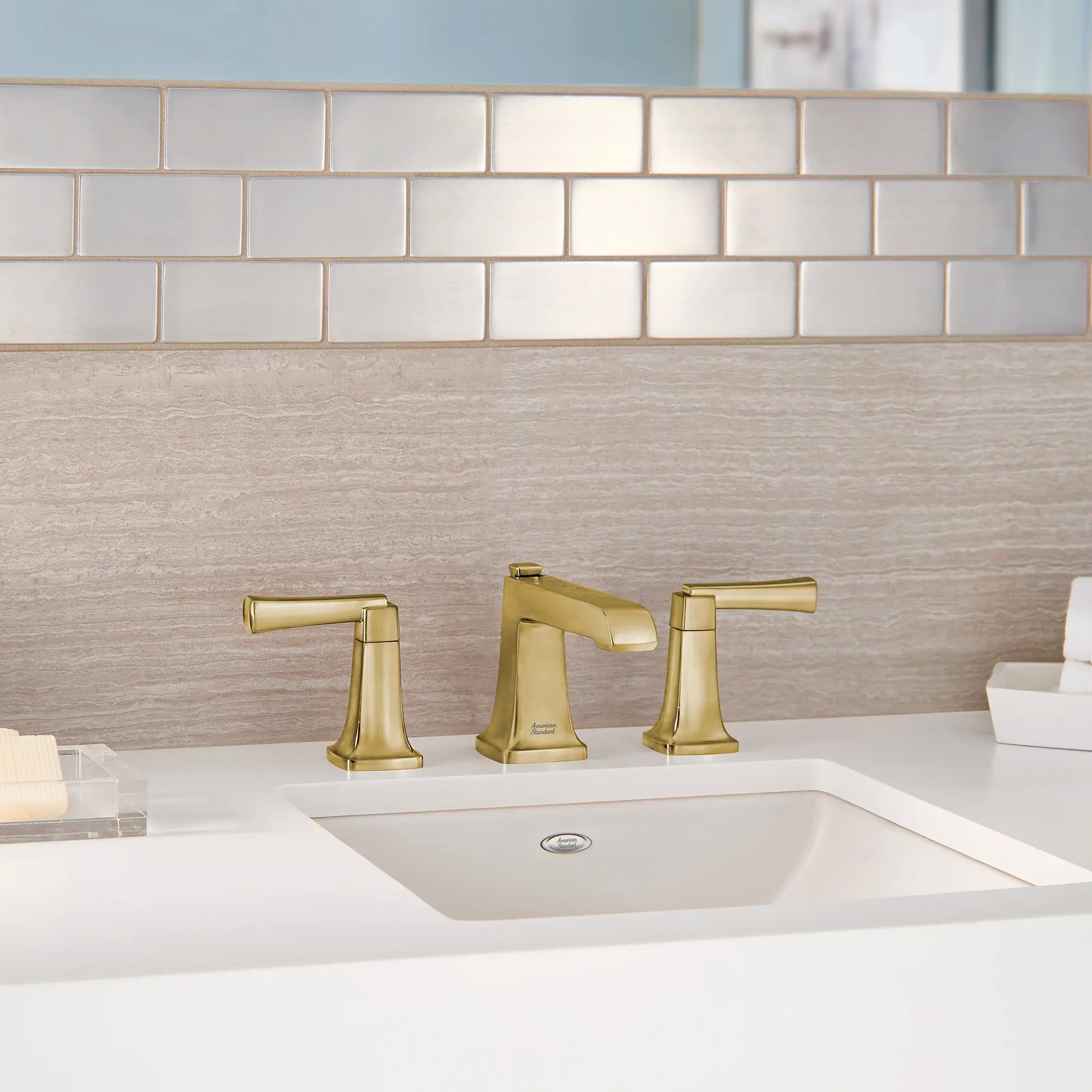 Townsend® - Robinet de salle de bain à 2 poignées espacées de 8 po 1,2 gpm/4,5 L/min avec poignées à levier // AUBE FRAÎCHE BROSSÉ // 238750_Townsend_EnvironmentCloseUp_7353841.GN0_0001_Jan2024_CDNwebp.webp