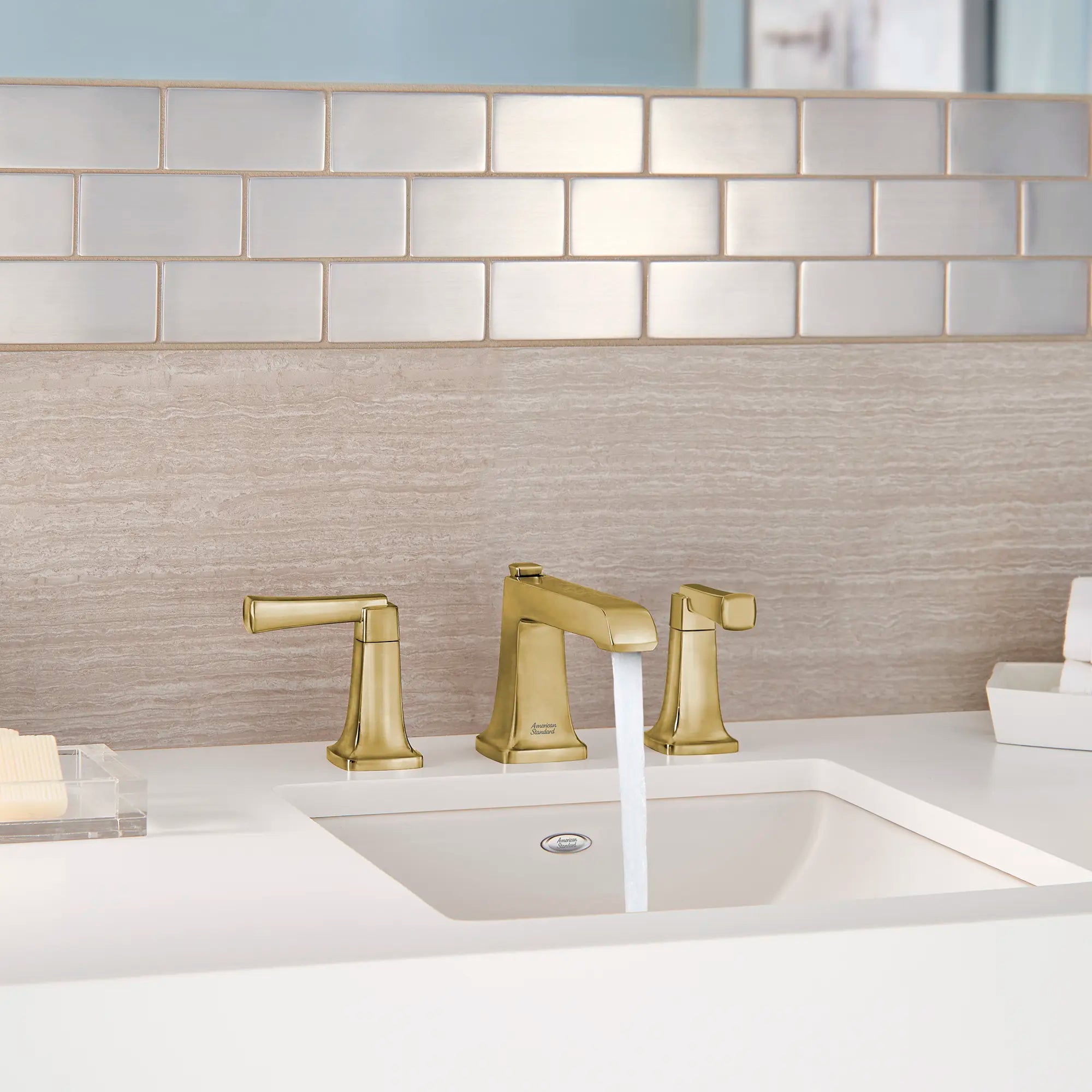 Townsend® - Robinet de salle de bain à 2 poignées espacées de 8 po 1,2 gpm/4,5 L/min avec poignées à levier // AUBE FRAÎCHE BROSSÉ // 238751_Townsend_EnvironmentCloseUp_7353841.GN0_0002_Jan2024_CDNwebp.webp