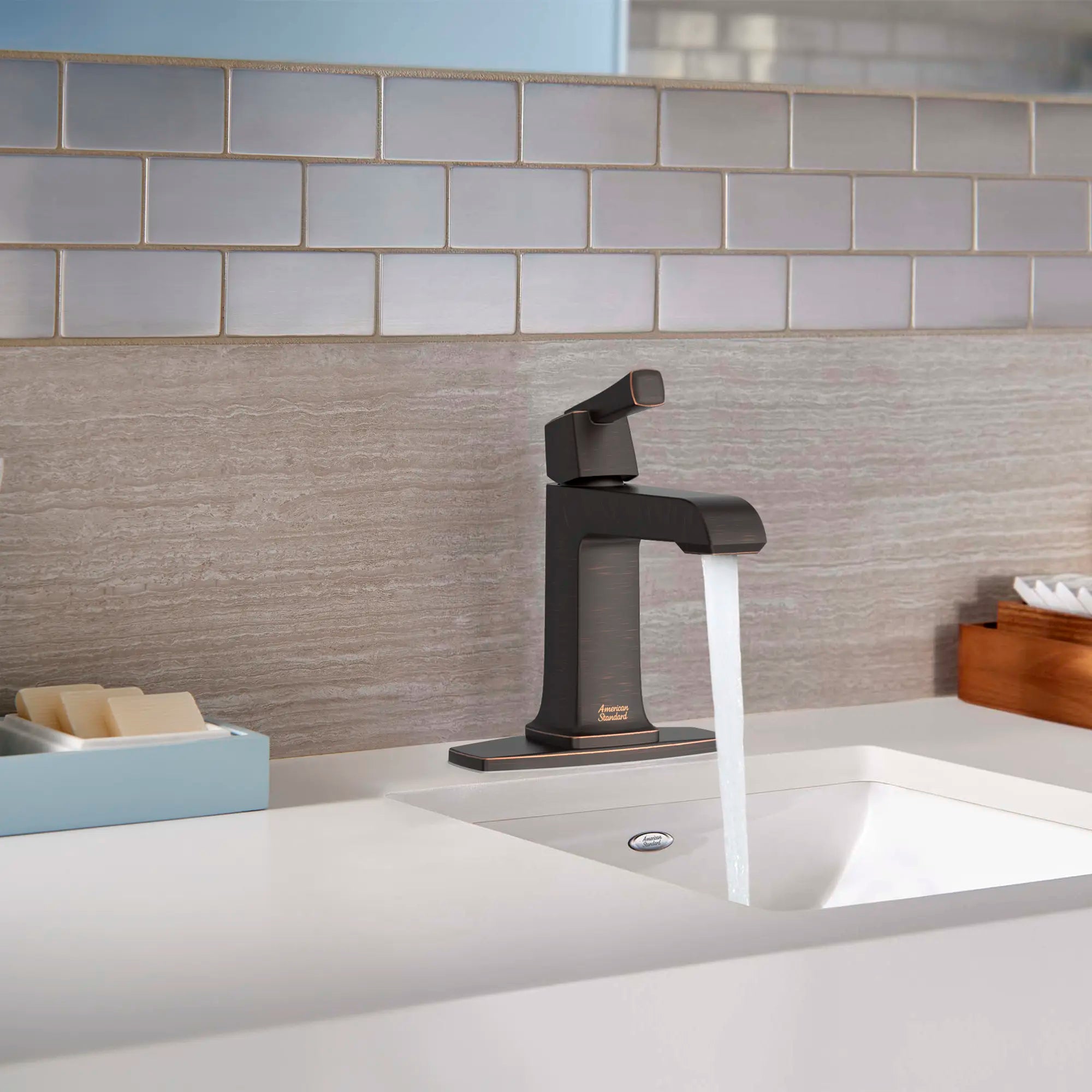 Townsend® - Robinet de salle de bain monotrou à poignée unique 1,2 gpm/4,5 L/min avec poignée à levier // BRONZE LEGACY // 238752_Townsend_EnvironmentCloseUp_7353101.278_0001_Jan2024_CDNwebp.webp