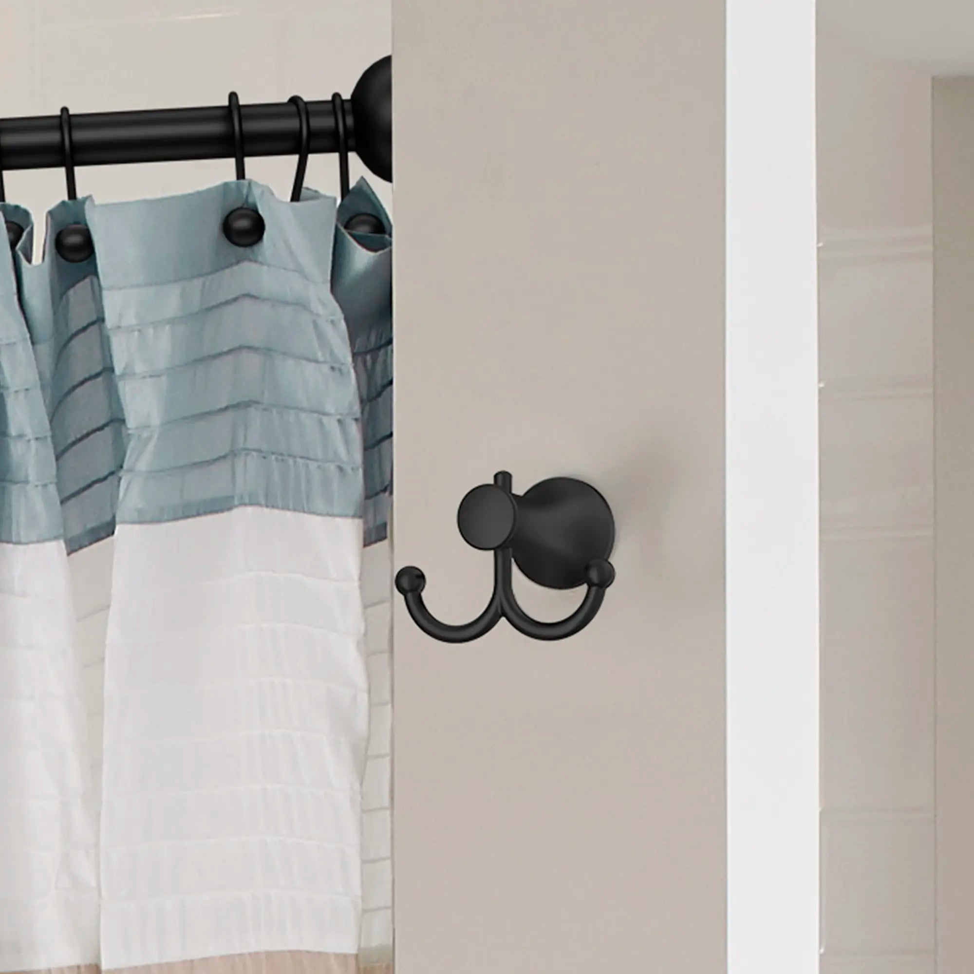 Série C - Porte-peignoir double // MATTE BLACK // 240129_ColonyPro_EnvironmentCloseUp_8337210.243_0001_Oct2023_CDNwebp.webp