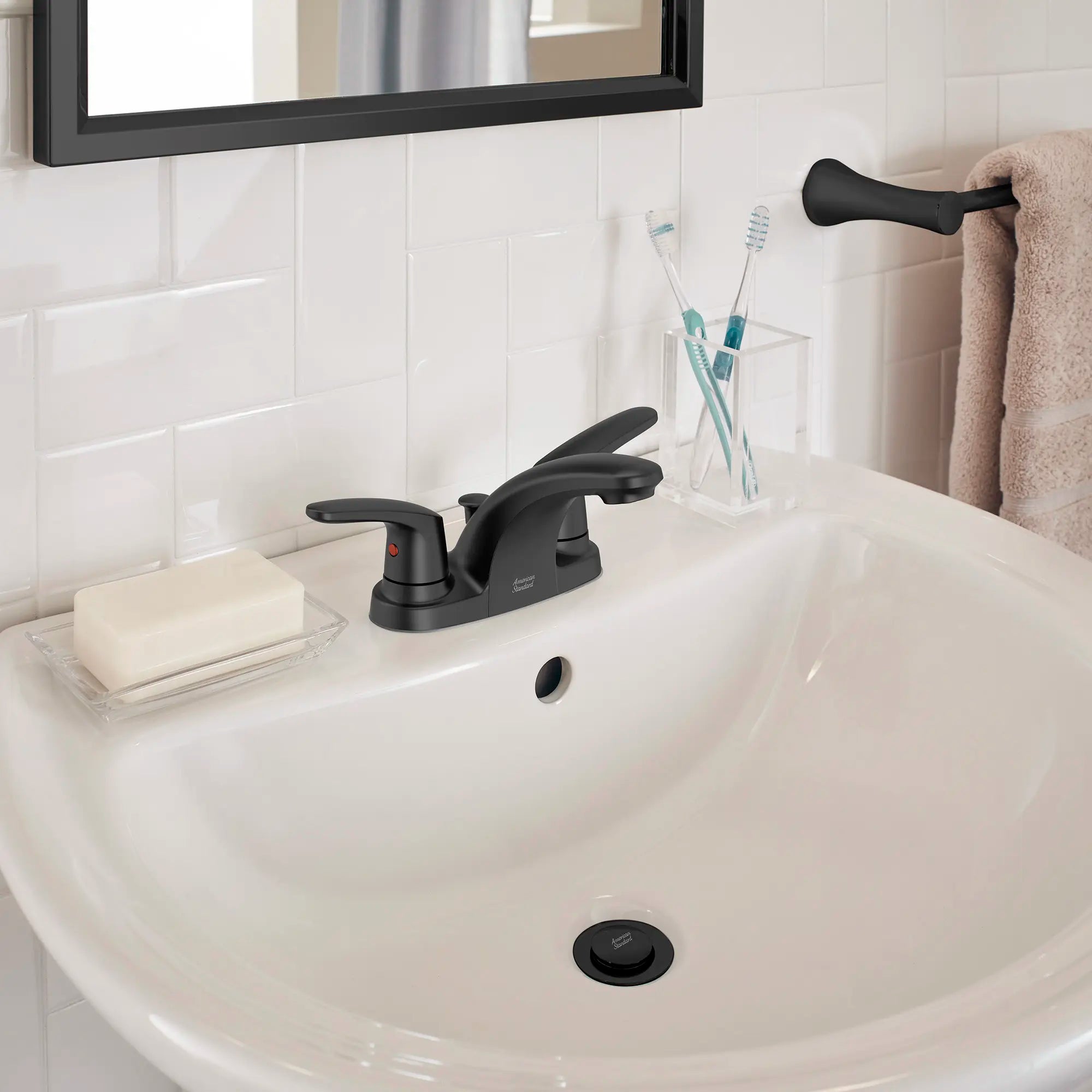 Colony® PRO - Robinet de salle de bain à 2 poignées, 4 pouces centre à centre, 1,2 gpm/ 4,5 L/min avec poignées à levier // MATTE BLACK // 244021_ColonyPro_EnvironmentCloseUp_7075200.243_0001_APRIL2024_CDNwebp_a7e3a893-2552-43ad-b480-f24c7ccbcd76.webp