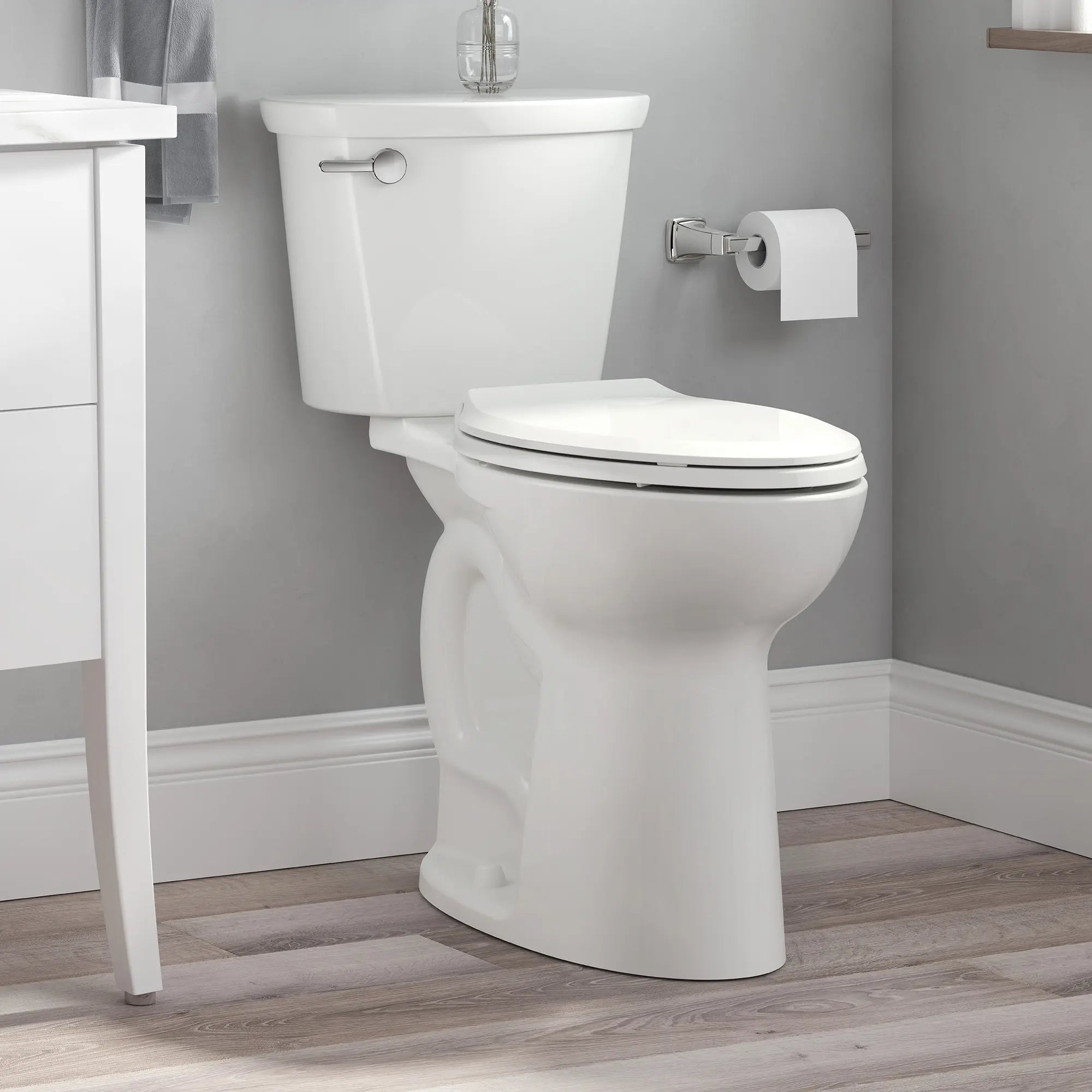 Toilette Cadet® PRO deux pièces, devant allongé, extra-haute, 4,8 l/chasse (1,28 gal/chasse), sans siège, avec plomberie brute de 254 mm (10 po) // BLANC // 244124_CadetPro_EnvironmentCloseUp_215TB104.020_0001_MARCH2024_CDNwebp.webp