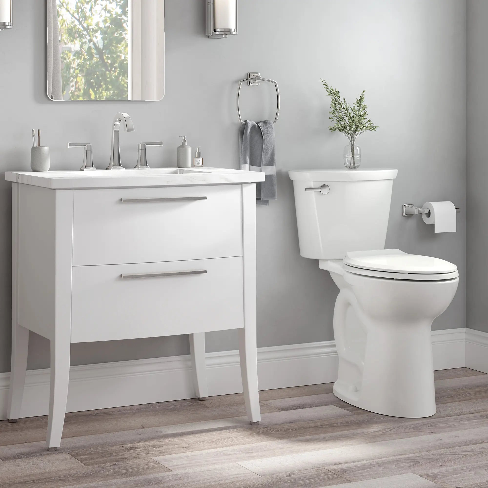 Toilette Cadet® PRO deux pièces, devant allongé, extra-haute, 4,8 l/chasse (1,28 gal/chasse), sans siège, avec plomberie brute de 254 mm (10 po) // BLANC // 244127_CadetPro_EnvironmentFull_215TB104.020_0001_MARCH2024_CDNwebp.webp
