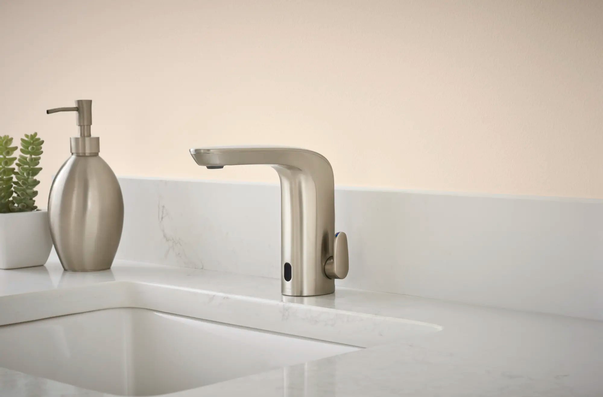 NextGen Selectronic® -  robinet sans contact, alimentation à pile avec butée de sécurité SmarTherm + ADM, 0,5 gpm/1,9 L/min // BRUSHED NICKEL // 244275_B-_7755305295_1_CDNwebp.webp