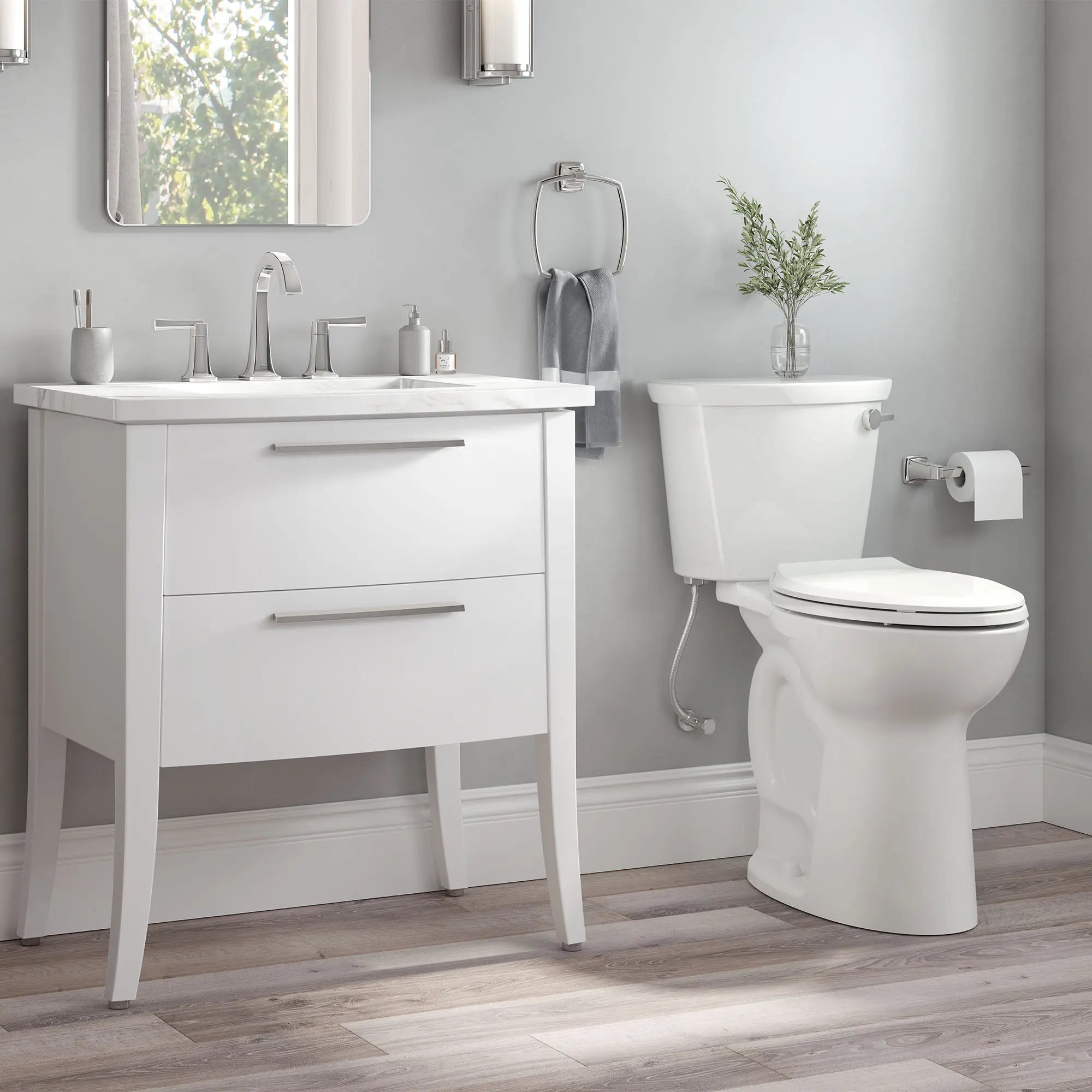 Toilette Cadet® PRO deux pièces, devant allongé, extra-haute, levier de déclenchement à droite, 4,8 l/chasse (1,28 gal/chasse), sans siège // BLANC // 250973_Cadet_EnvironmentFull_215TA105.020_3517T101.020_4188B104.020_0001_OCT2024_CDNwebp.webp