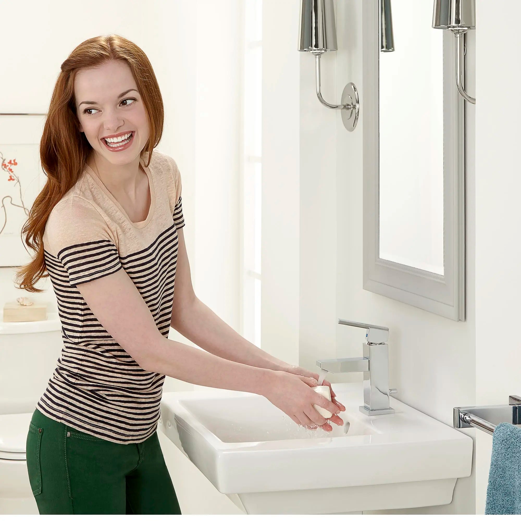 Combinaison de dessus et de pieds de lavabo sur colonne Boulevard à trou central seulement // BLANC // 258595_L_0641100020_CDNwebp.webp