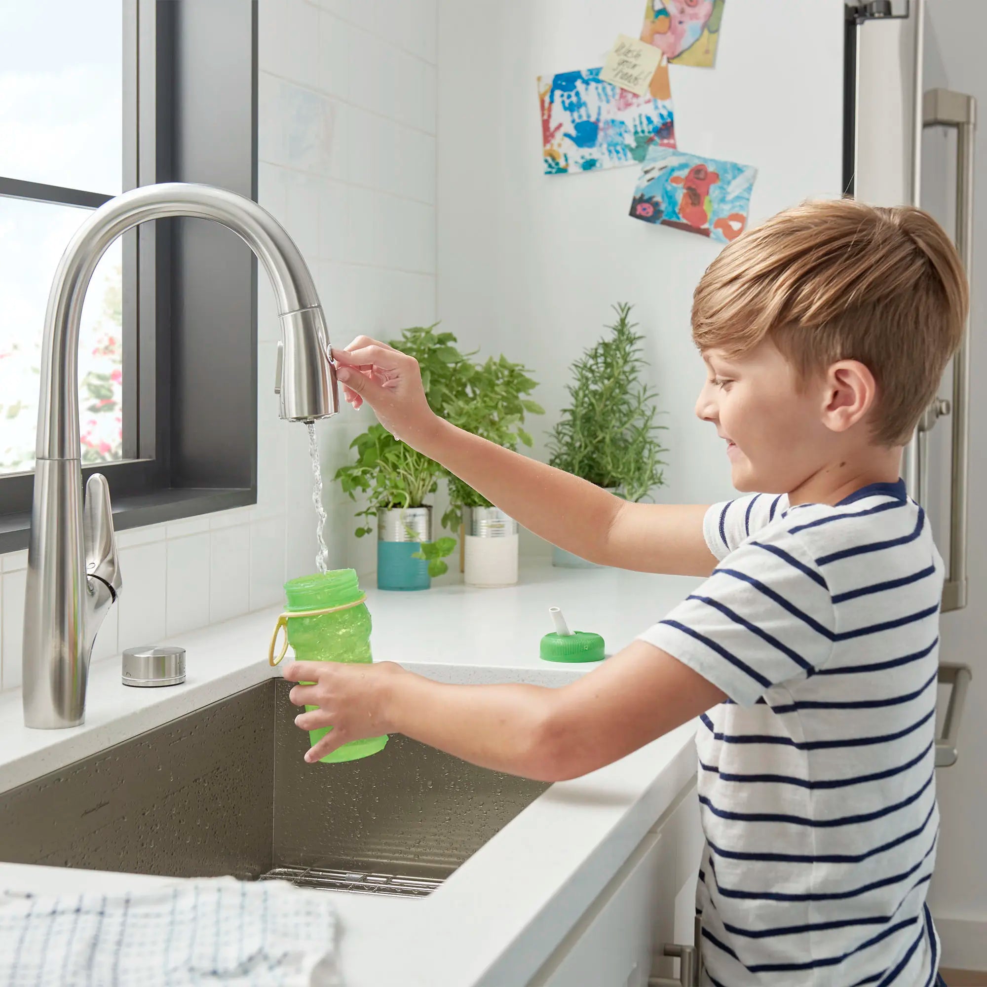 Robinet de cuisine rétractable Saybrook® à monocommande et jet double, 1,5 gpm, avec filtre // INOX // 258741_L-4902330075_10_CDNwebp.webp