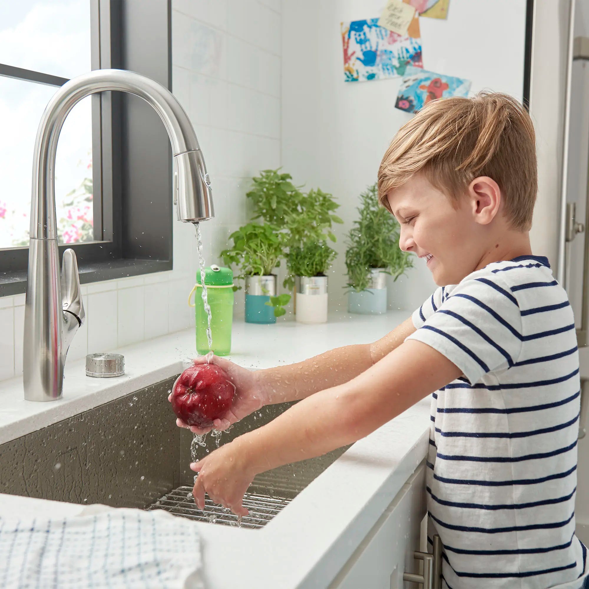 Robinet de cuisine rétractable Saybrook® à monocommande et jet double, 1,5 gpm, avec filtre // INOX // 259218_L-4902330075_8_CDNwebp.webp