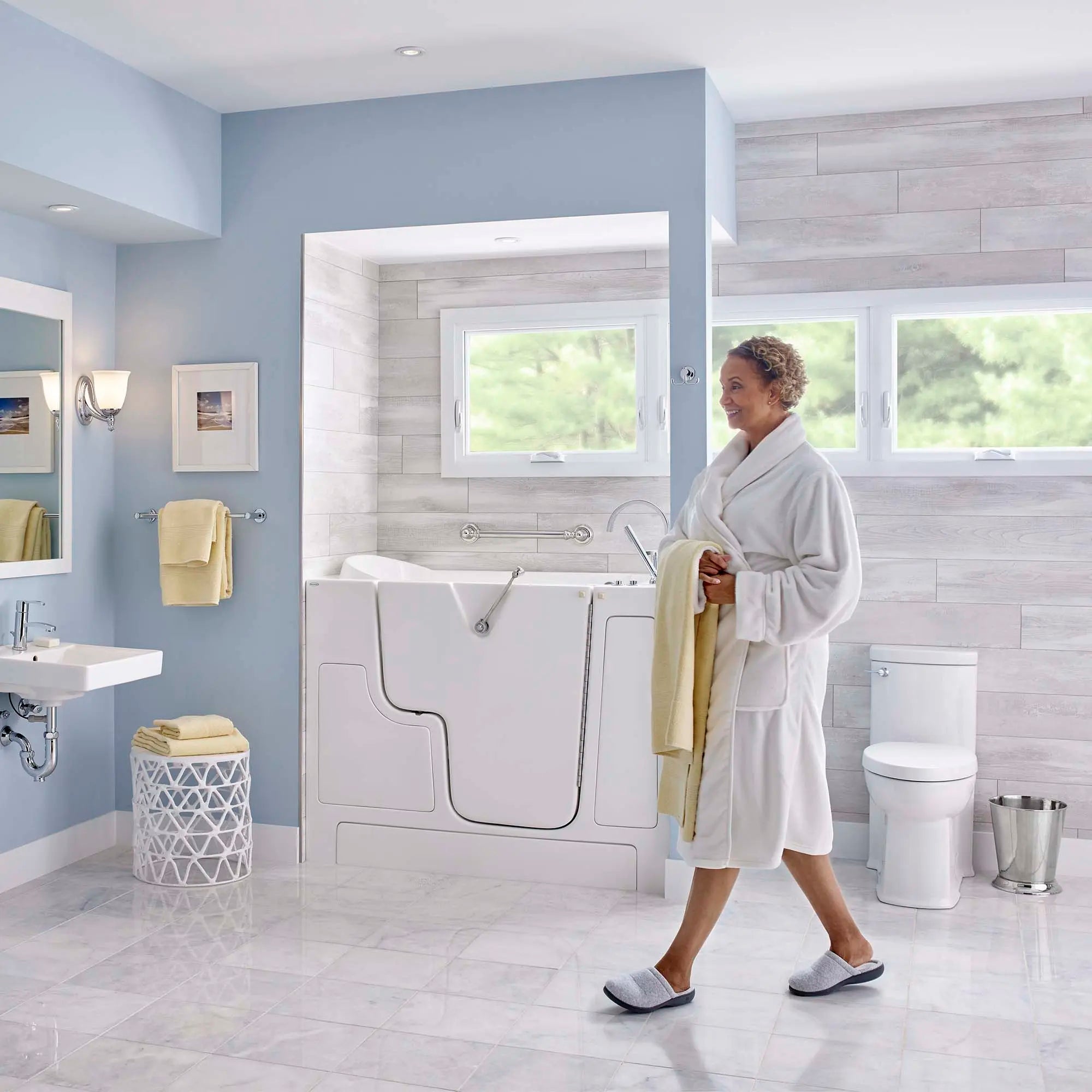 Toilette monopièce Boulevard, 1,28 gpc/4,8 lpc, à cuvette allongée à hauteur de chaise avec siège // BLANC // 259385_L-2891128020_CDNwebp.webp