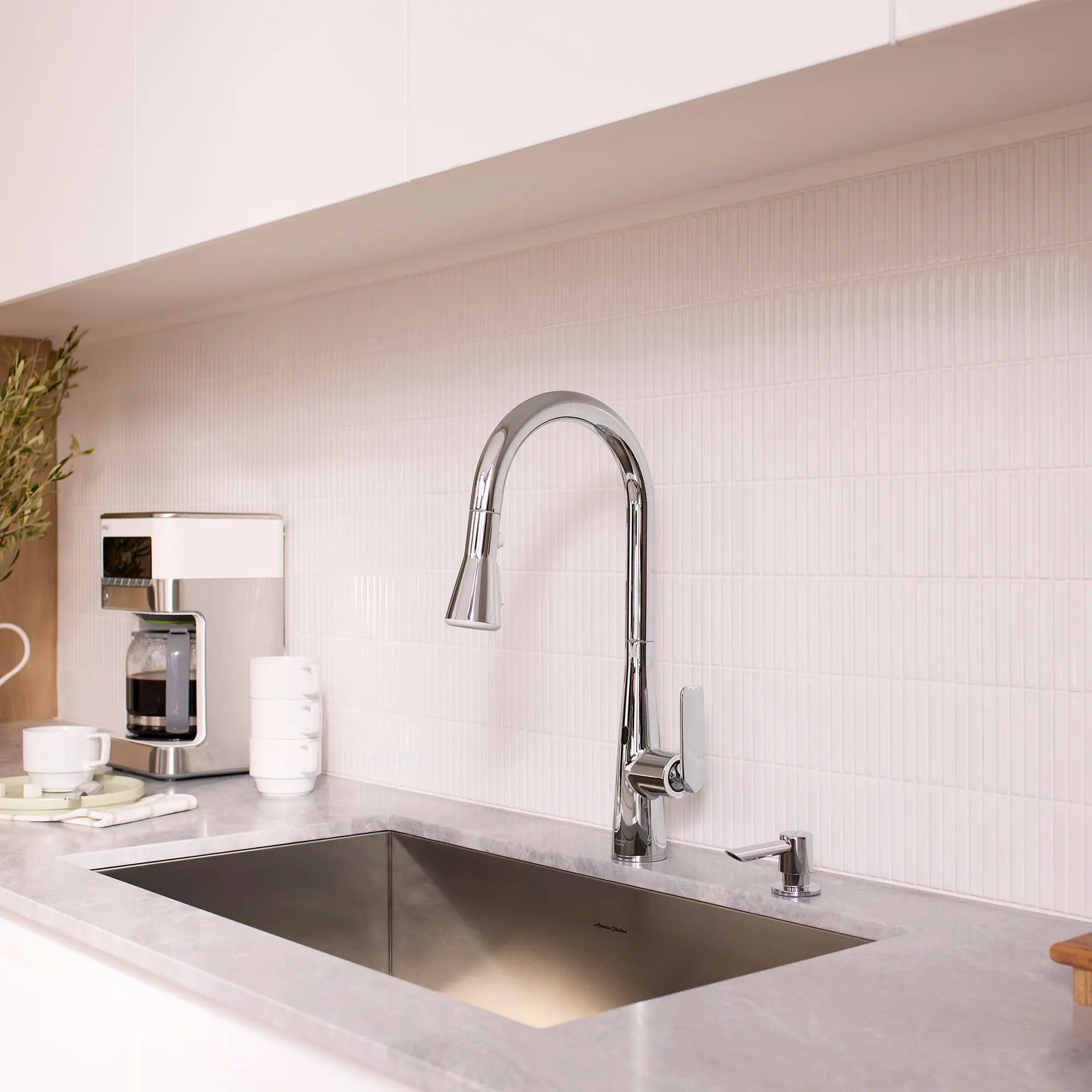 Robinet de cuisine rétractable sans contact Aspirations  // CHROME POLI // 262109_Aspirations_EnvironmentCloseUp_1048800000_0002_April2025_CDNwebp.webp