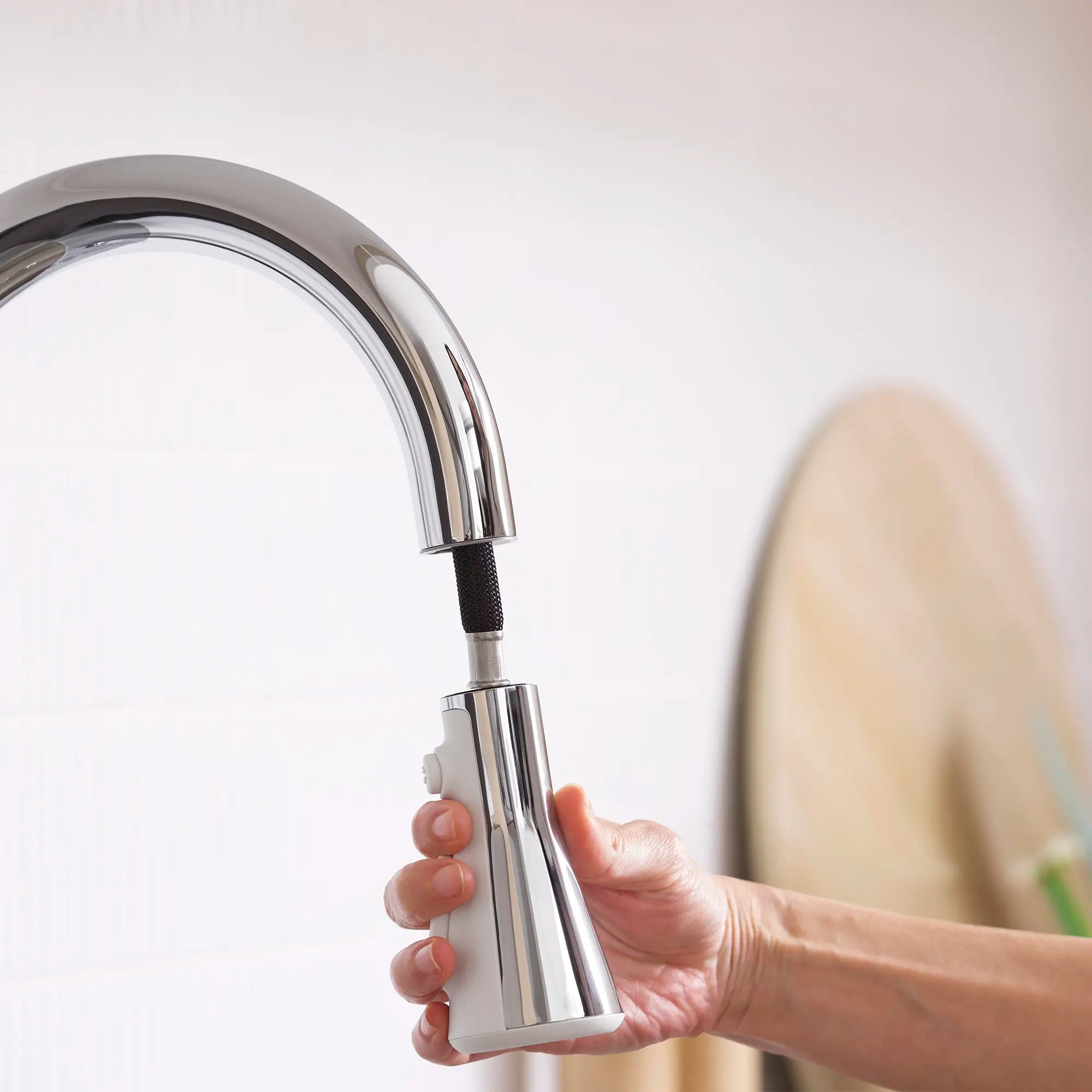 Robinet de cuisine rétractable sans contact Aspirations  // CHROME POLI // 262112_Aspirations_Lifestyle_1048800000_0001_April2025_CDNwebp.webp