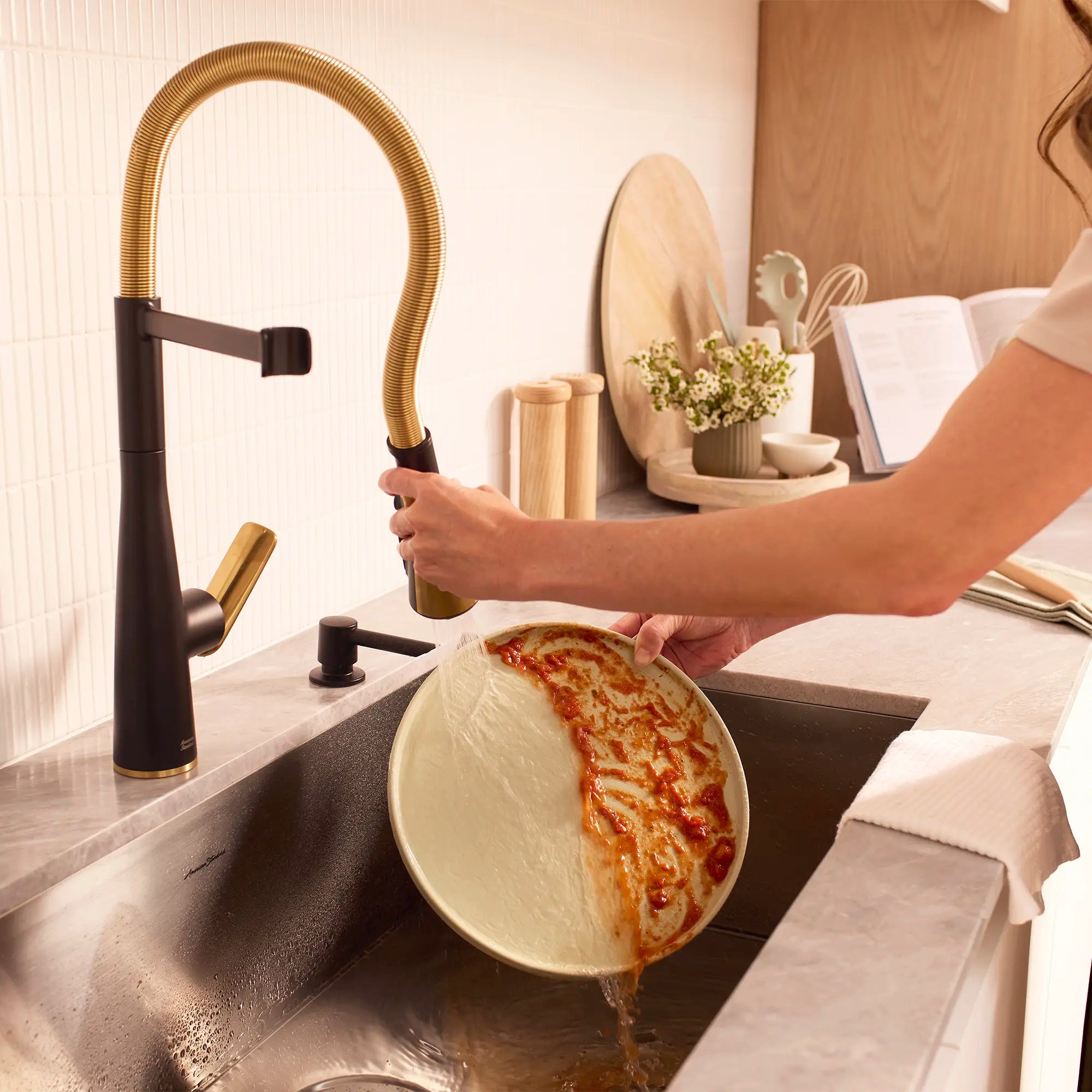 Robinet de cuisine semi-professionnel Aspirations  // NOIR MAT/AUBE FRAÎCHE BROSSÉ // 262113_Aspirations_Lifestyle_1048824240_0001_April2025_CDNwebp.webp