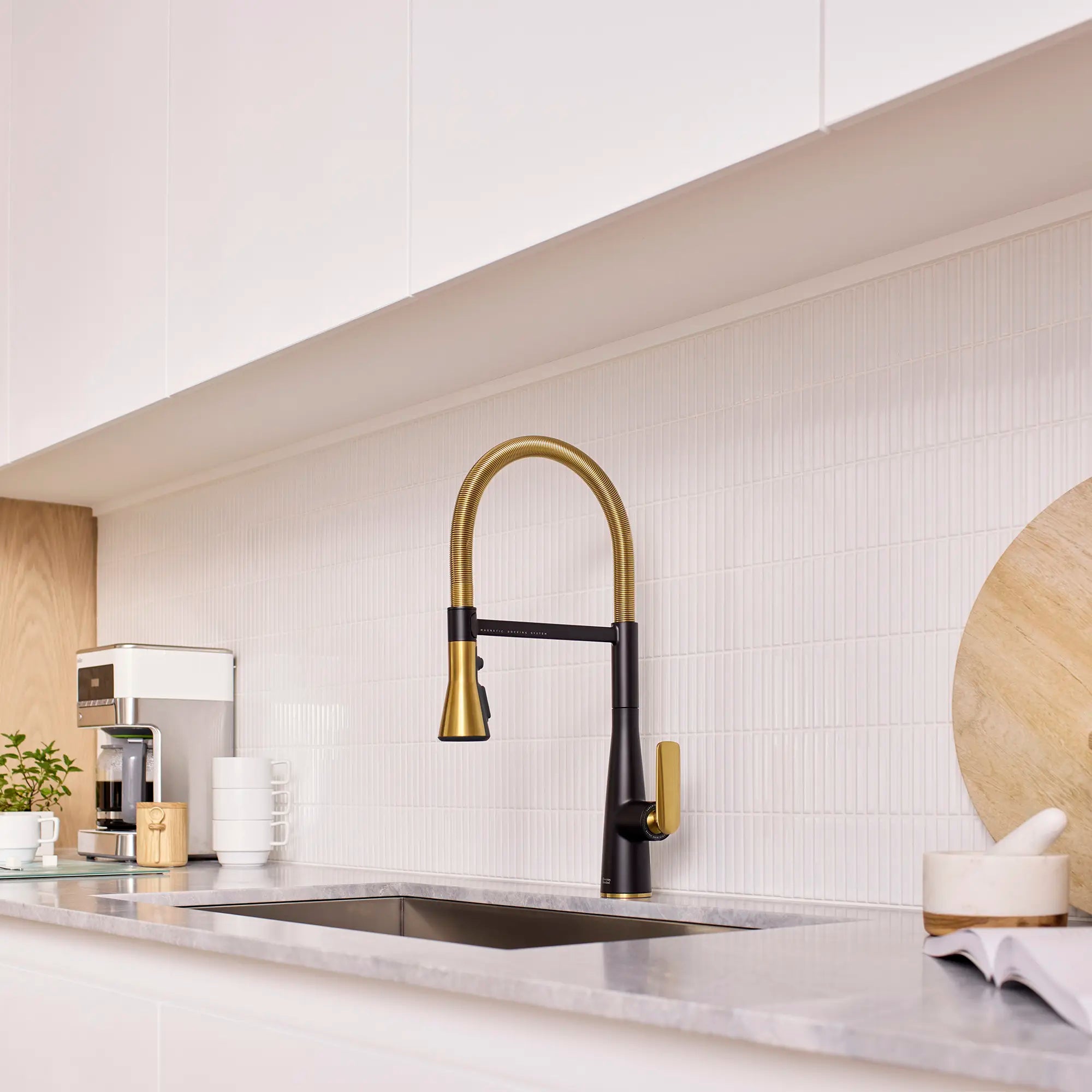 Robinet de cuisine semi-professionnel Aspirations  // NOIR MAT/AUBE FRAÎCHE BROSSÉ // 262121_Aspirations_EnvironmentCloseUp_1048824240_0002_April2025_CDNwebp.webp