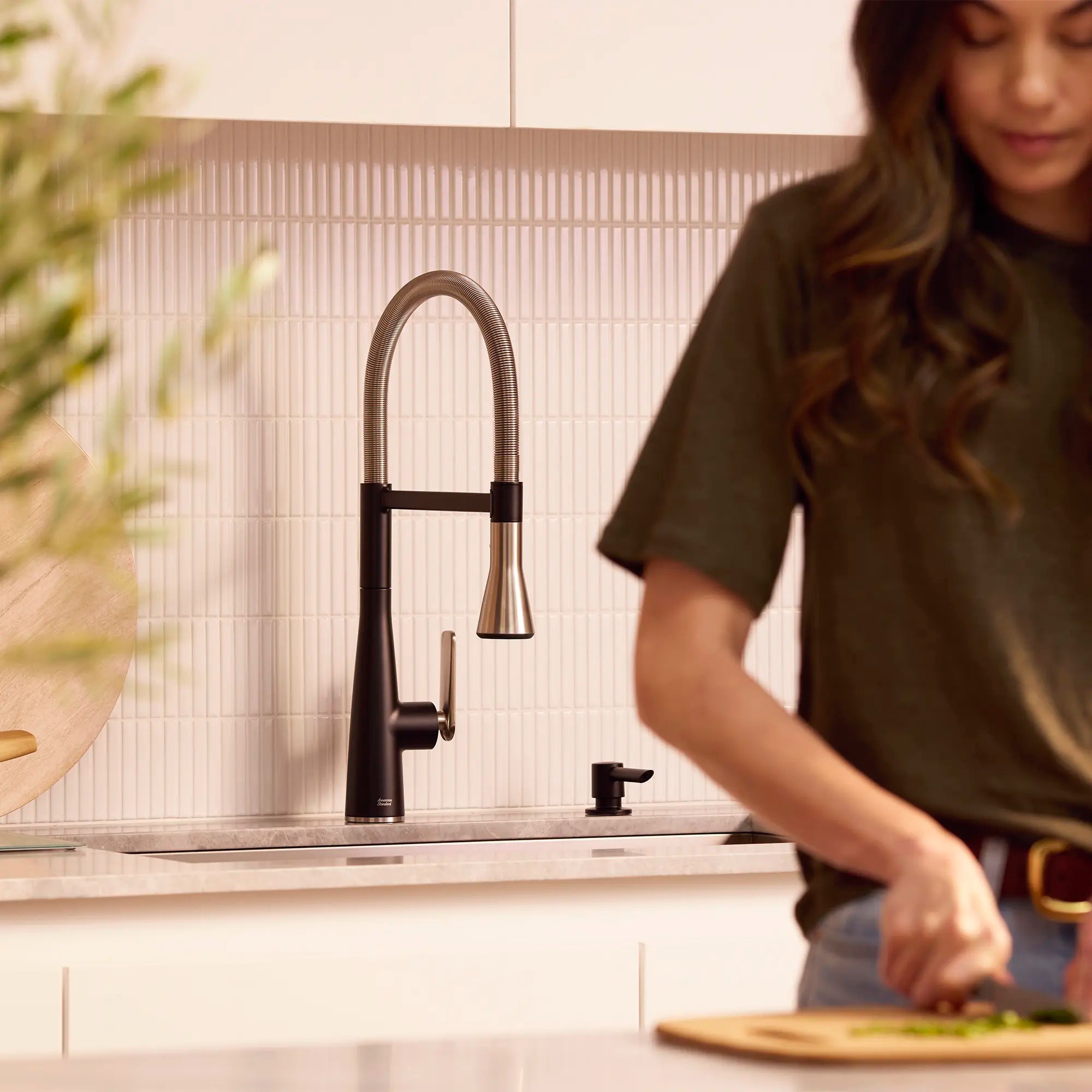 Robinet de cuisine semi-professionnel Aspirations  // NOIR MAT/INOX // 262125_Aspirations_Lifestyle_1048824230_0002_April2025_CDNwebp.webp