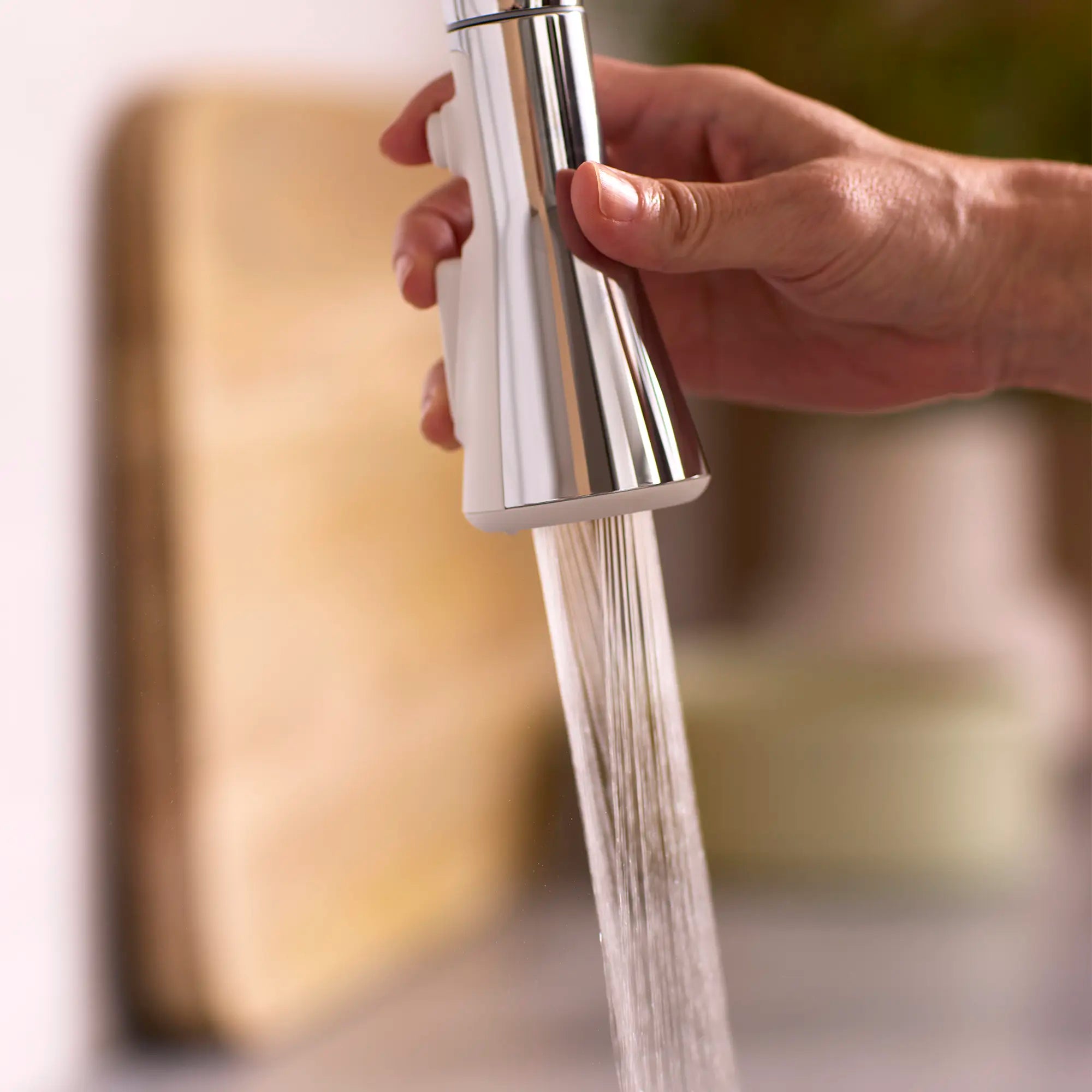 Robinet de cuisine rétractable Aspirations  // CHROME POLI // 262126_Aspirations_Lifestyle_Spray_1048810000_0003_April2025_CDNwebp.webp