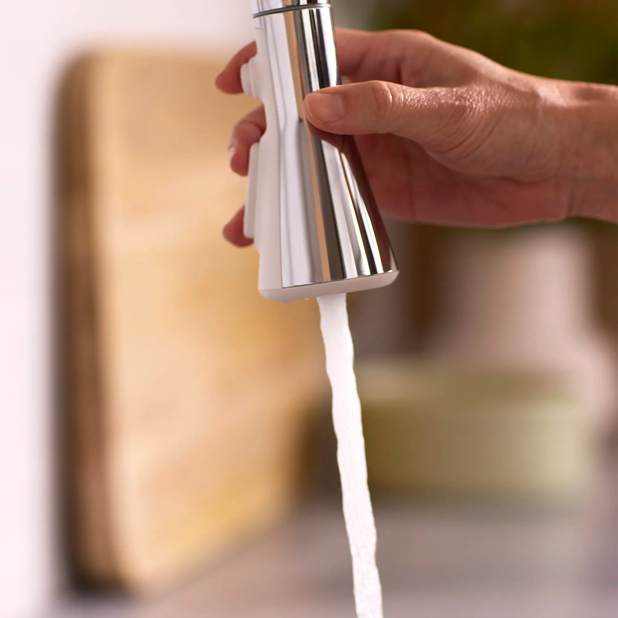 Robinet de cuisine rétractable Aspirations  // CHROME POLI // 262128_Aspirations_Lifestyle_Spray_1048810000_0002_April2025_CDNwebp.webp